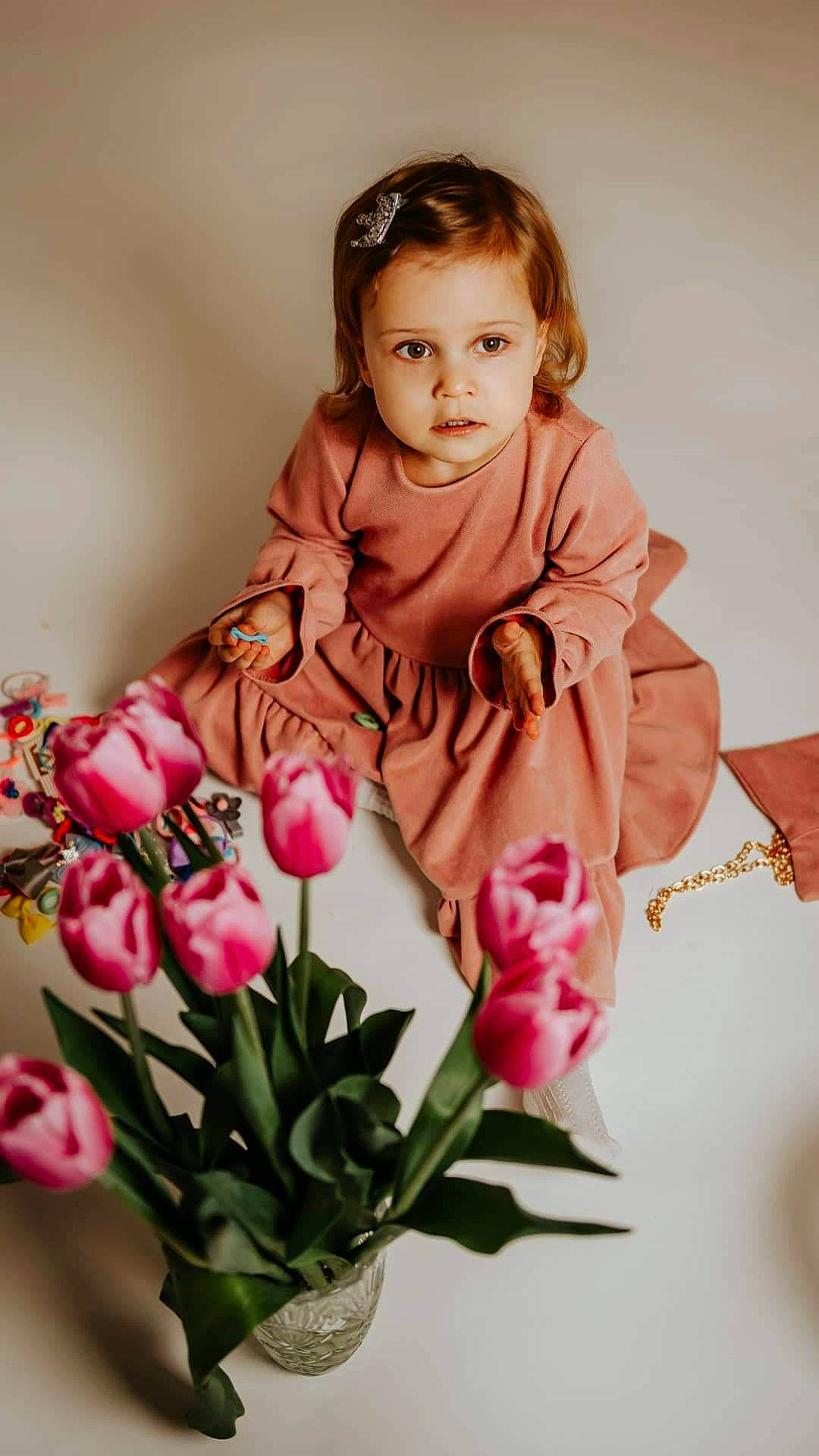Gabriela a rejoint le concours — aidez-le/la à gagner de superbes lots ! baby, baby_toddler_clothing, beauty, bouquet, child, comfort, dress, flower, flower_arranging, flowerpot, happy, houseplant, iris, person, petal, pink, plant, sleeve, terrestrial_plant, toddler