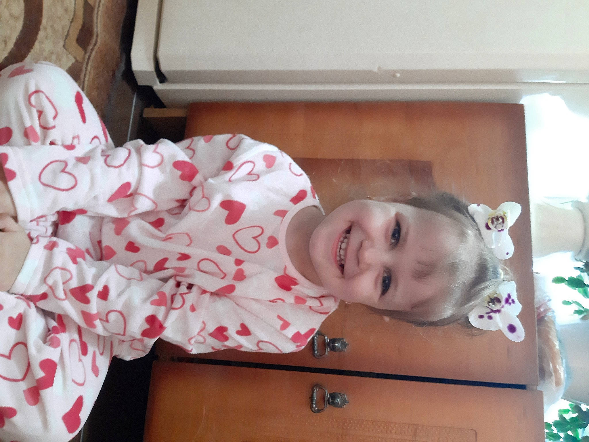 Gabriela participe au concours pour gagner de l'argent avec cette photo : baby_products, baby_toddler_clothing, carmine, child, event, facial_expression, fun, happy, house, joy, laugh, linens, mouth, nose, party, person, pink, room, smile, toddler