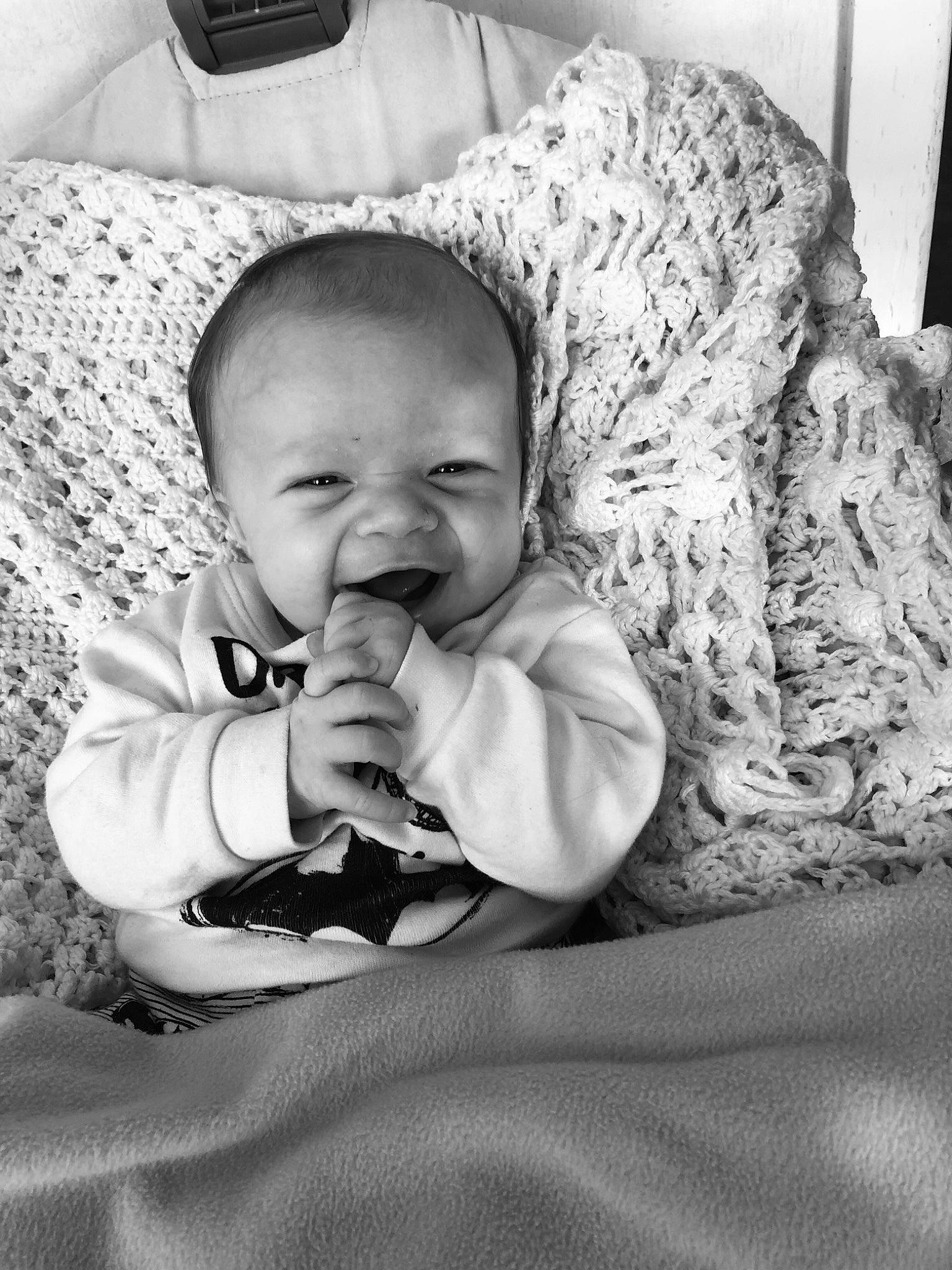 Kélyo participe au concours pour gagner de l'argent avec cette photo : baby, baby_products, baby_toddler_clothing, bedding, blanket, child, comfort, linens, person, sitting, toddler