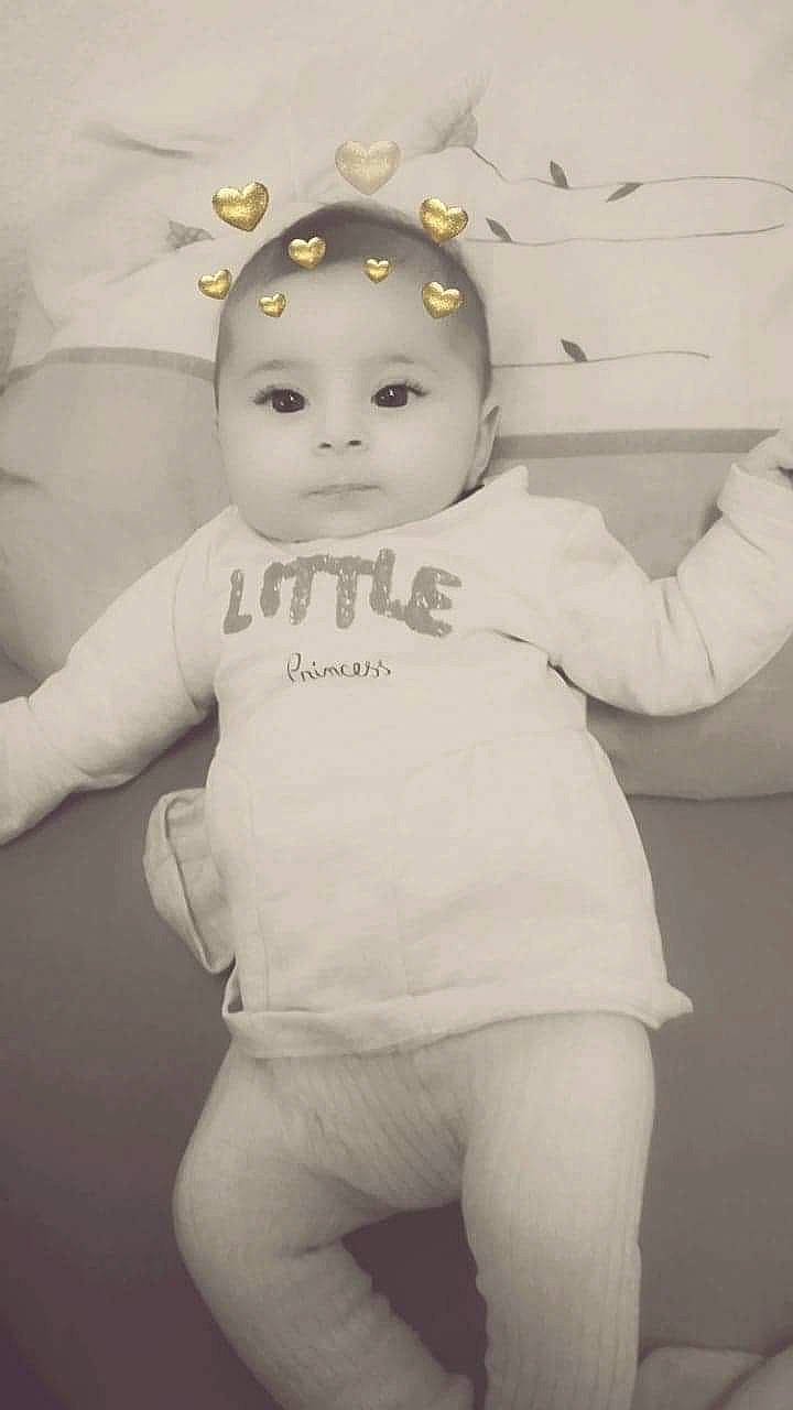 Inaya a rejoint le concours — aidez-le/la à gagner de superbes lots ! black_and_white, cheek, child, face, girl, head, infant, joint, person, product, smile, standing, toddler, white