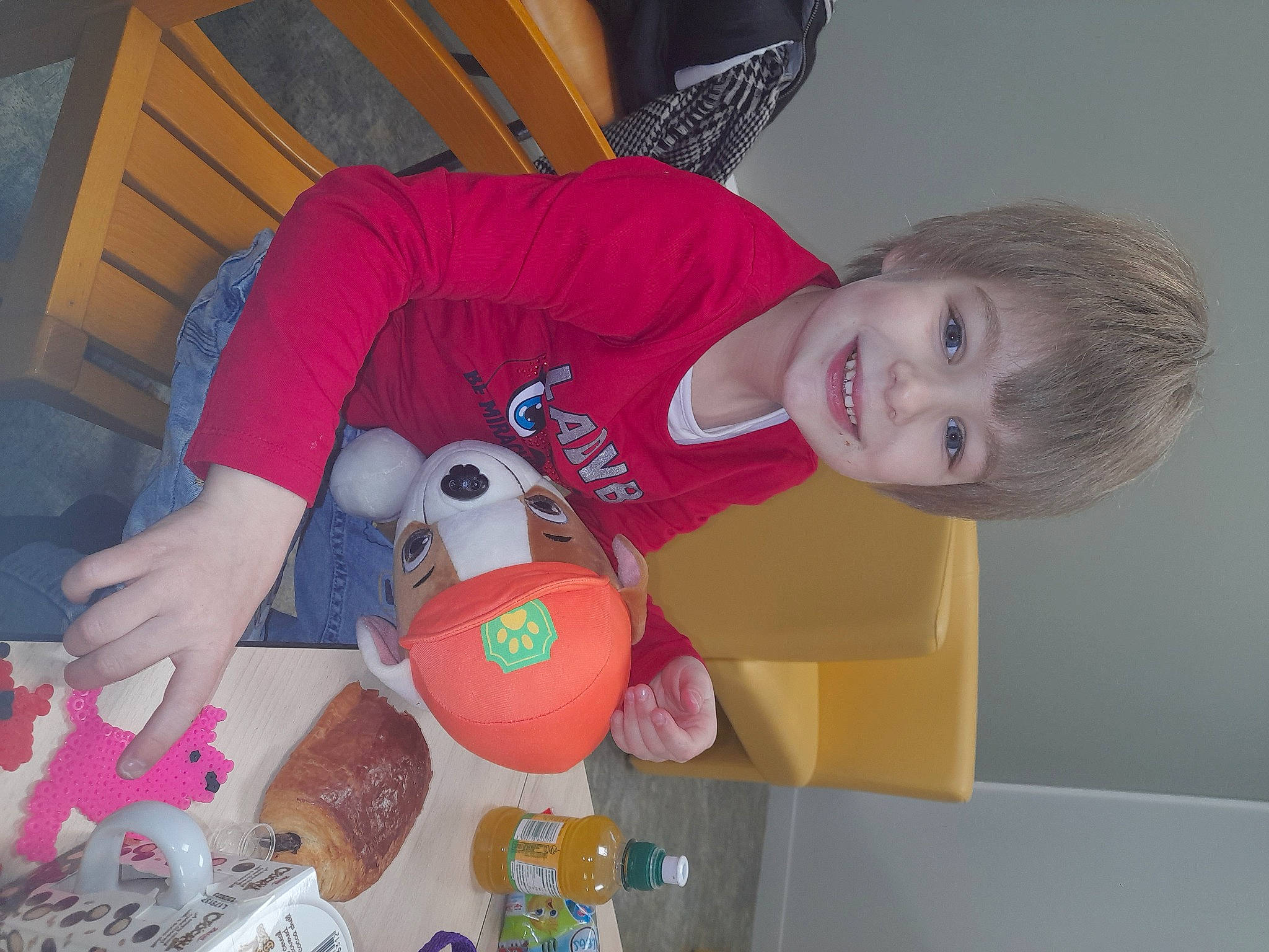 Maelys a rejoint le concours — aidez-le/la à gagner de superbes lots ! baby_toys, carmine, child, fun, joy, leisure, party_supply, person, plastic, play, plush, room, sleeve, smile, stuffed_toy, t_shirt, toddler, toy