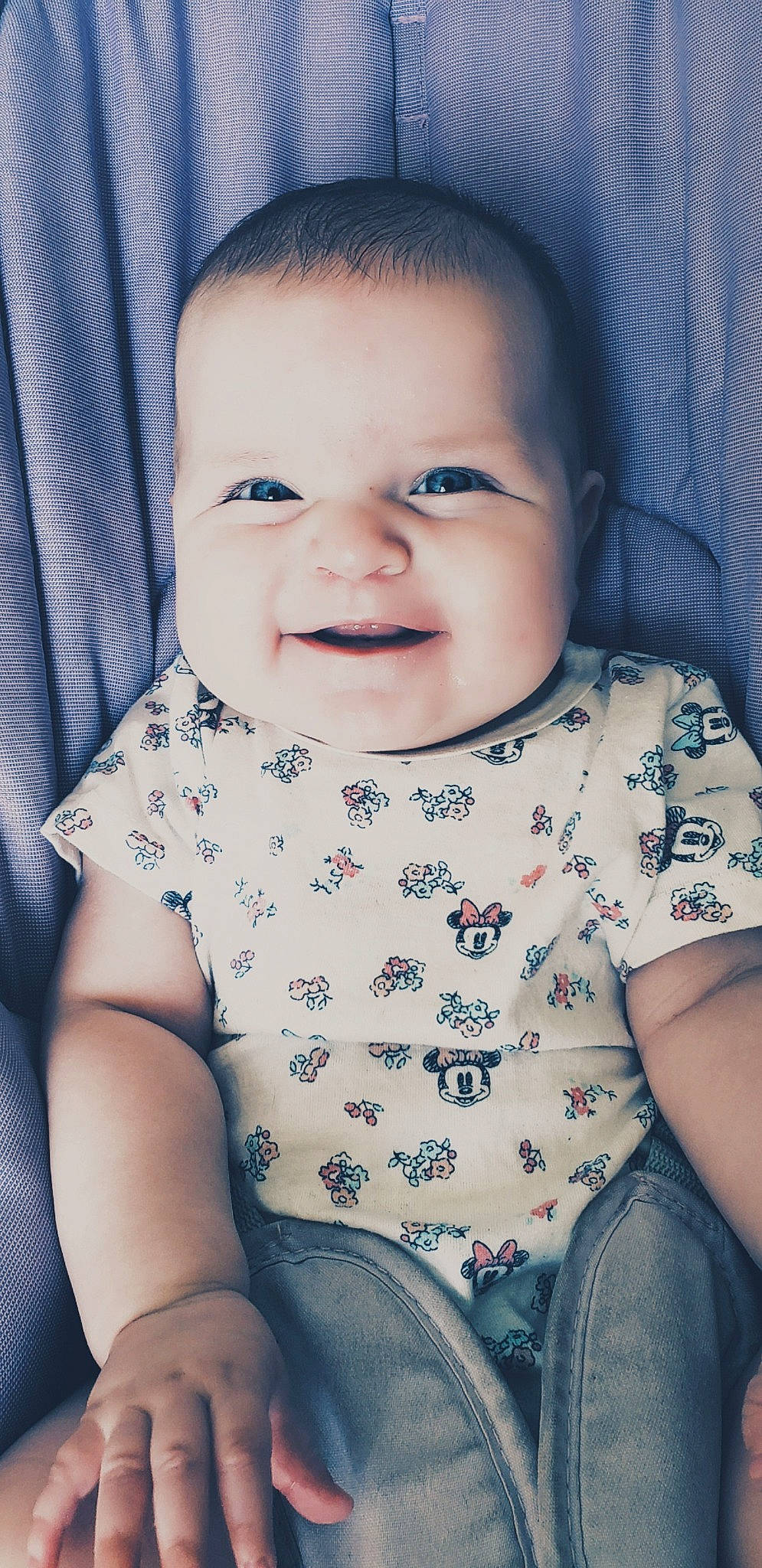 Mia a rejoint le concours — aidez-le/la à gagner de superbes lots ! baby, beauty, cheek, child, chin, eye, face, facial_expression, forehead, happy, head, iris, lip, nose, person, sitting, skin, smile, toddler