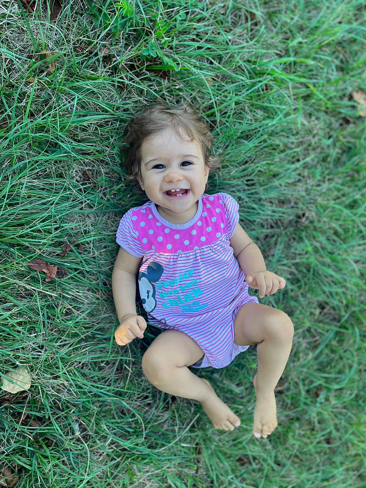 Ambre a rejoint le concours — aidez-le/la à gagner de superbes lots ! baby_toddler_clothing, botany, child, fun, grass, grass_family, grassland, groundcover, happy, joy, leaf, magenta, meadow, people_in_nature, person, plant, skin, smile, summer, terrestrial_plant
