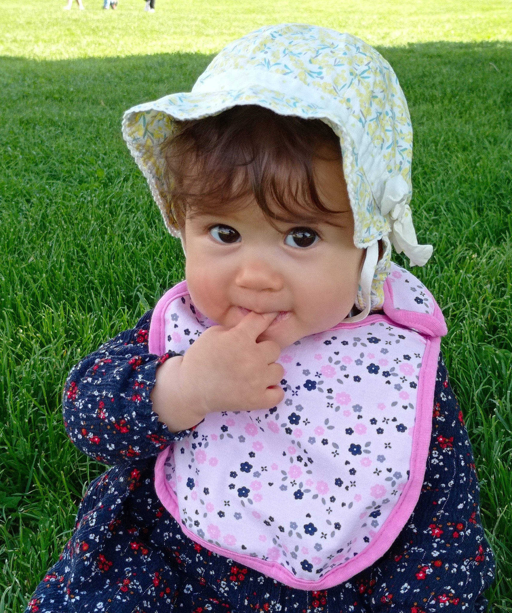 Ambre a rejoint le concours — aidez-le/la à gagner de superbes lots ! baby, baby_toddler_clothing, cap, child, fun, grass, grassland, green, happy, hat, lip, pattern, people_in_nature, person, photograph, pink, skin, sleeve, smile, summer