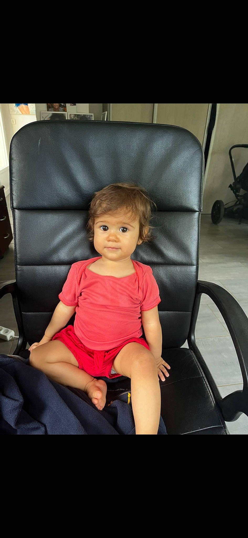 Ambre participe au concours pour gagner de l'argent avec cette photo : arm, auto_part, automotive_design, beauty, black, chair, comfort, dress, fun, furniture, human_body, human_leg, knee, lap, leg, leisure, motor_vehicle, person, product, thigh