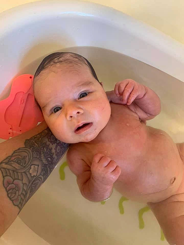 Gloria participe au concours pour gagner de l'argent avec cette photo : baby, baby_bathing, cheek, chest, chin, comfort, eyebrow, gesture, head, human_body, joint, lip, mouth, muscle, neck, nose, person, product, skin, stomach