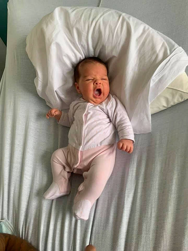 Gloria participe au concours pour gagner de l'argent avec cette photo : baby, baby_products, baby_safety, baby_sleeping, baby_toddler_clothing, bedding, bedtime, cheek, child, comfort, eye, linens, mammal, person, product, room, skin, sleeve, t_shirt, textile