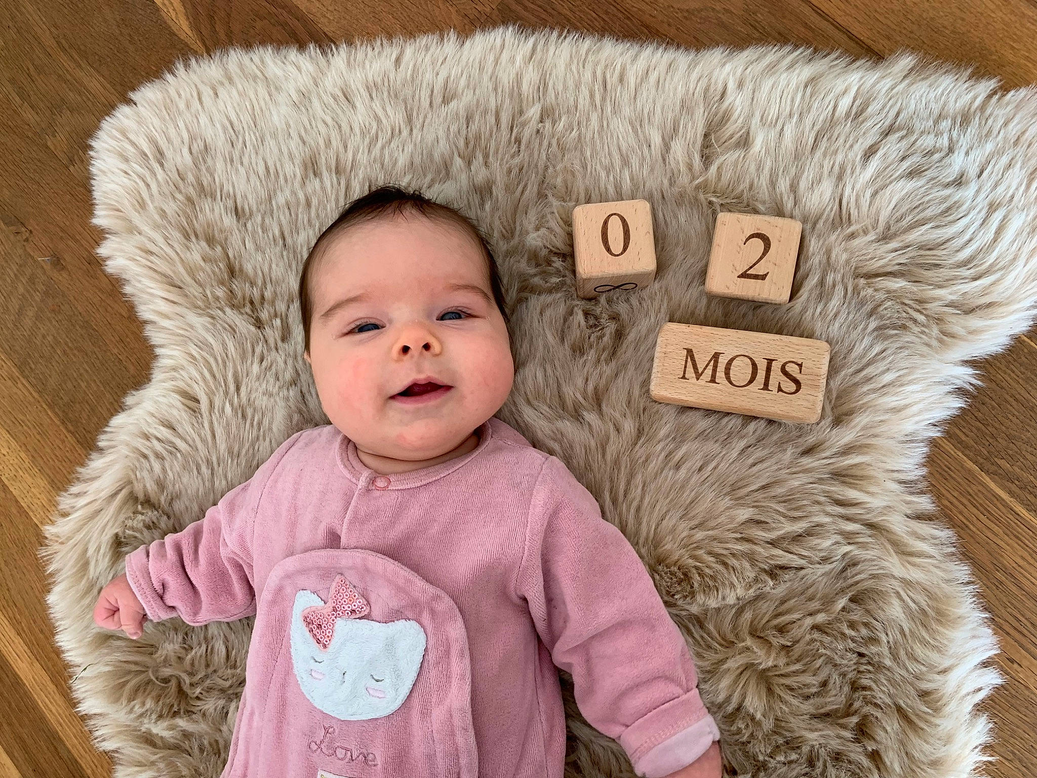 Gloria a rejoint le concours — aidez-le/la à gagner de superbes lots ! baby, baby_toddler_clothing, cheek, child, comfort, face, facial_expression, fur_clothing, gesture, happy, jacket, mammal, outerwear, person, skin, sleeve, smile, textile, toddler, toy