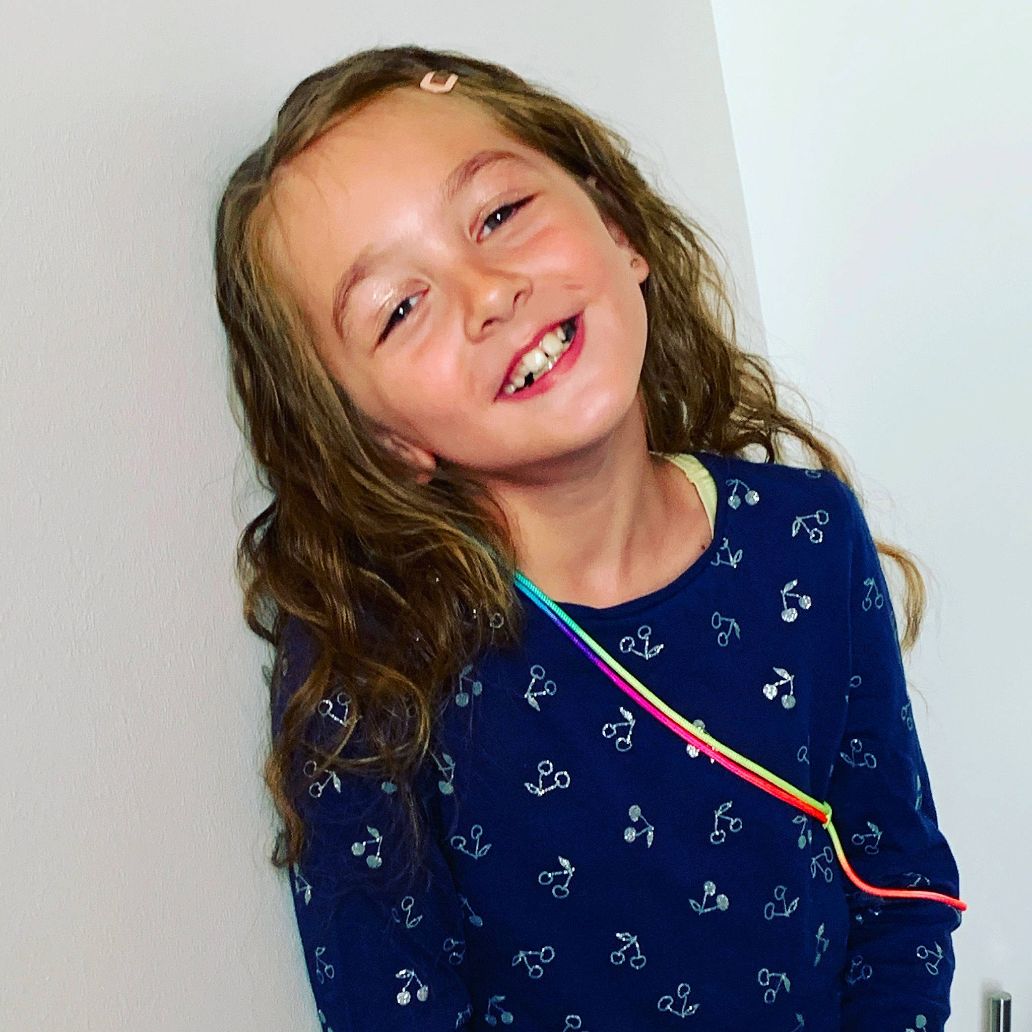 Ambre a rejoint le concours — aidez-le/la à gagner de superbes lots ! cheek, clothing, cool, electric_blue, eyelash, flash_photography, fun, gesture, happy, human_body, iris, jaw, joy, lip, long_hair, neck, pattern, person, shoulder, sleeve