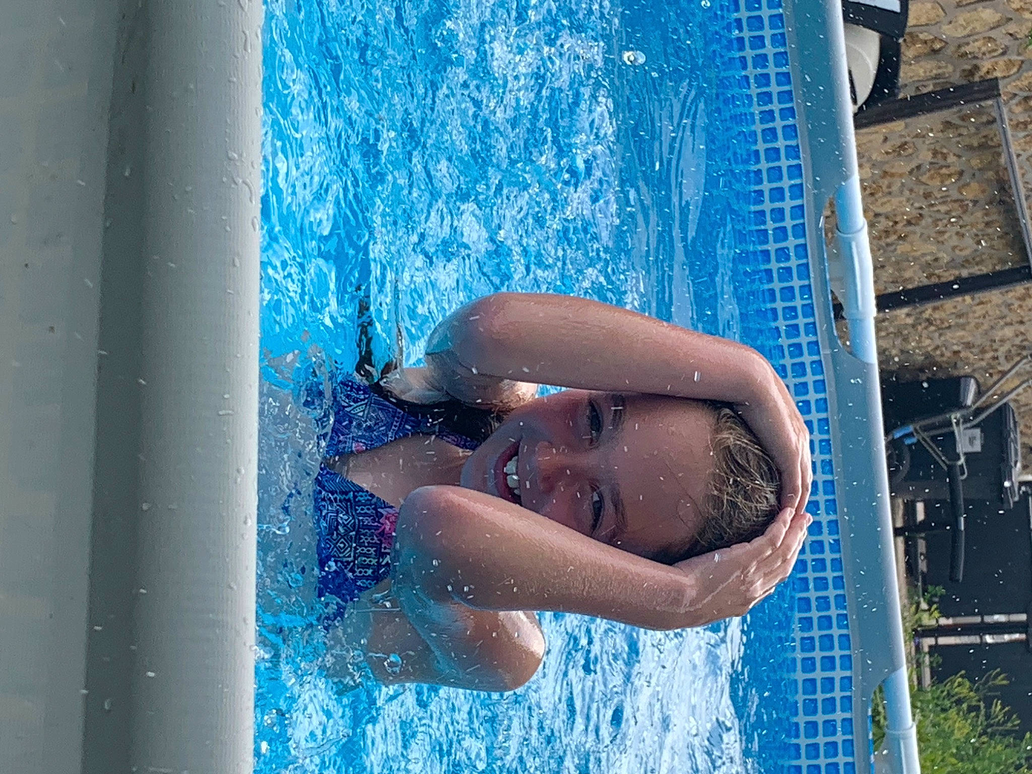 Ambre a rejoint le concours — aidez-le/la à gagner de superbes lots ! azure, barechested, bathing, chest, child, elbow, electric_blue, fluid, fun, happy, joy, leisure, liquid, person, recreation, summer, swimmer, swimming_pool, swimwear, thigh