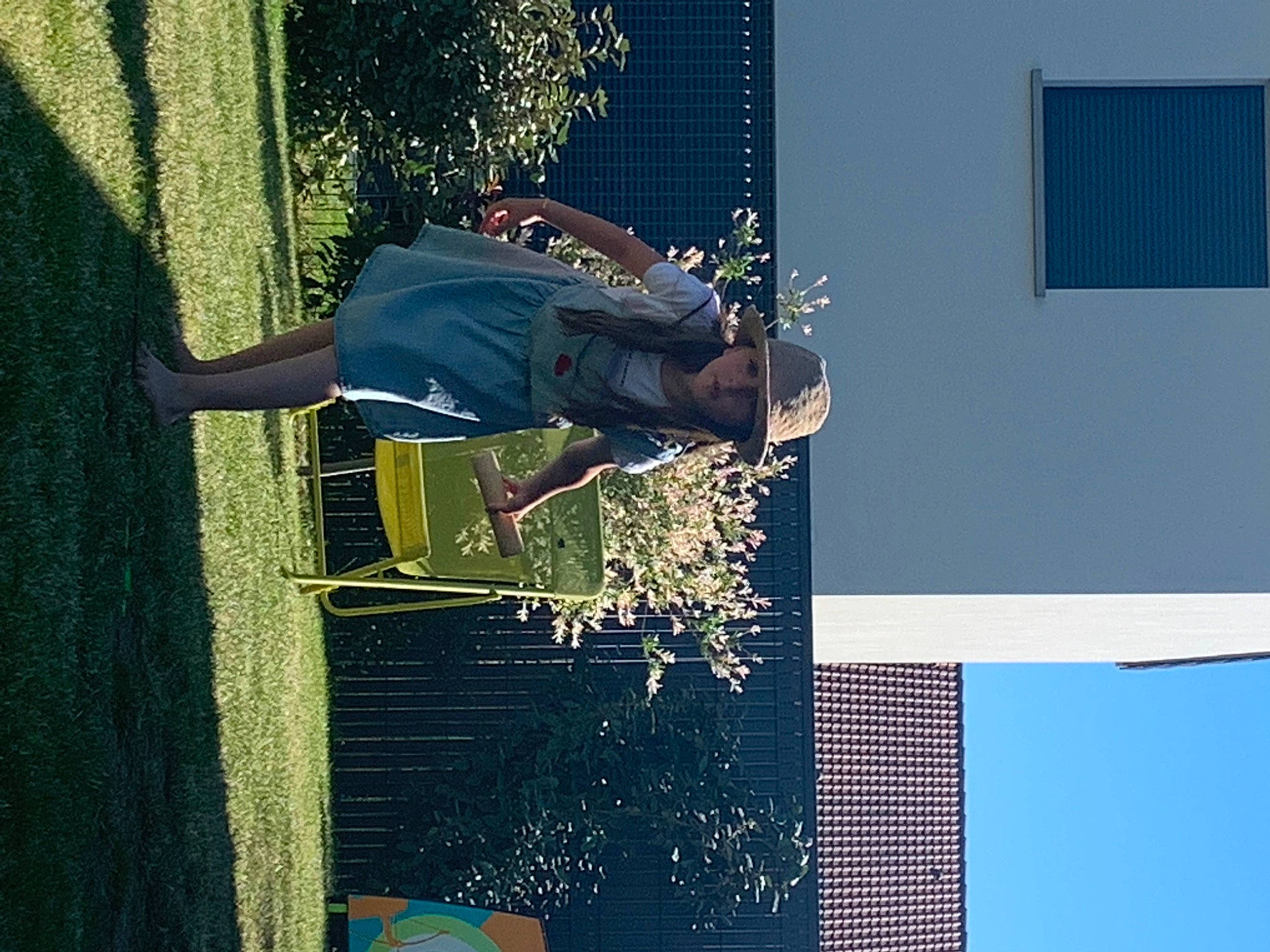 Ambre a rejoint le concours — aidez-le/la à gagner de superbes lots ! blue, electric_blue, extreme_sport, facade, font, fun, grass, headwear, leisure, person, plant, product, recreation, rectangle, reflection, shadow, sky, sports_equipment, tree, water