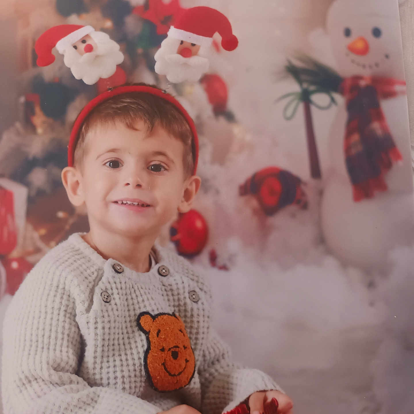 Elvio a rejoint le concours — aidez-le/la à gagner de superbes lots ! baby, bodypart, clothing, face, finger, hand, happy, hat, head, knitwear, nature, outdoors, person, photography, portrait, smile, snow, snowman, sweater, winter
