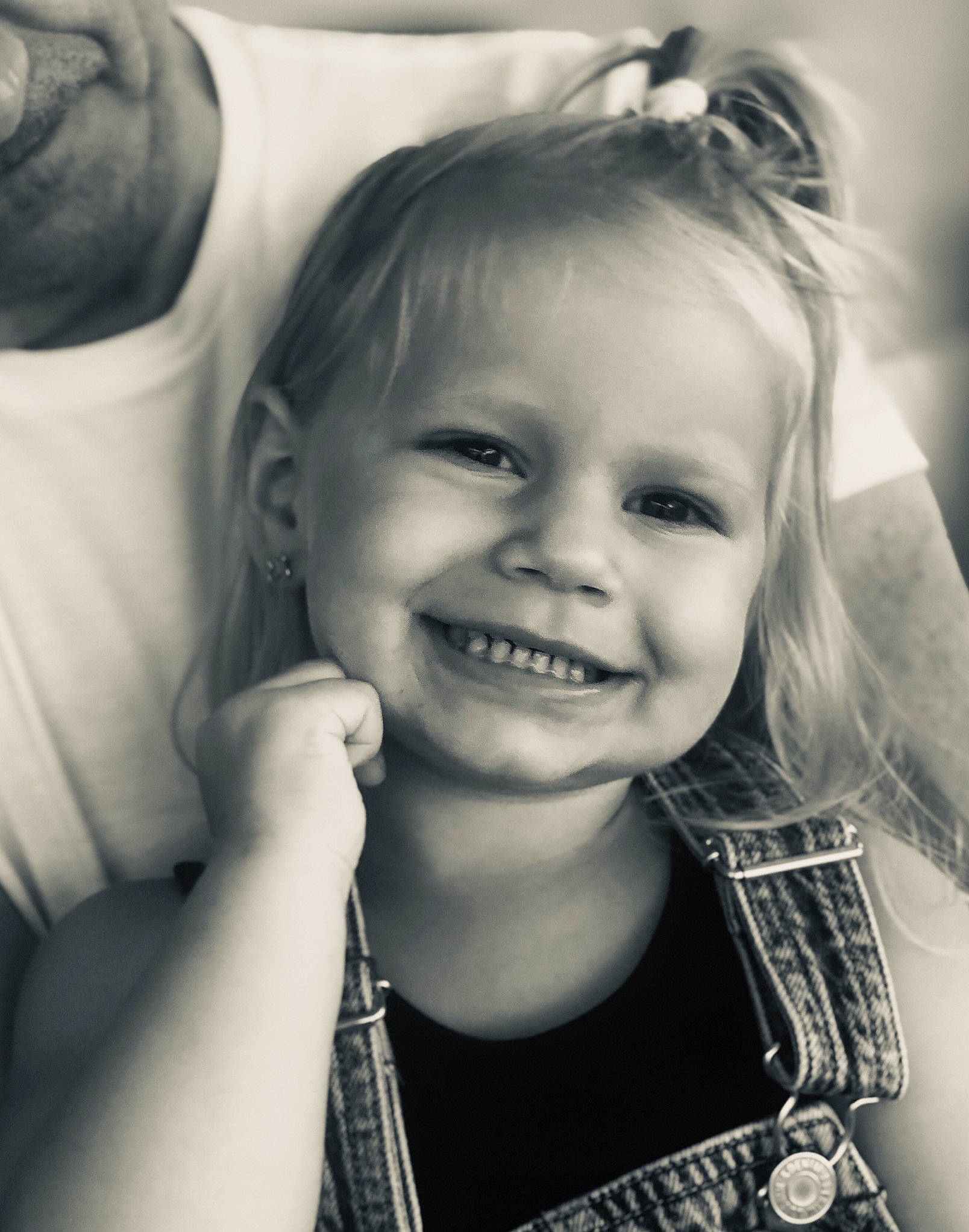 Ambre participe au concours pour gagner de l'argent avec cette photo : beauty, black_and_white, blond, child, cool, eye, face, facial_expression, forehead, hair, hairstyle, head, joy, laugh, monochrome, monochrome_photography, nose, organ, people, person