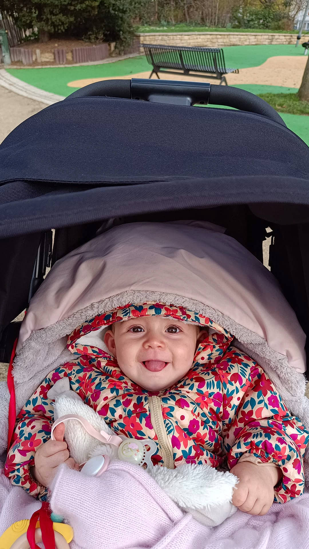 Lisa a rejoint le concours — aidez-le/la à gagner de superbes lots ! baby, baby_products, baby_toddler_clothing, beanie, child, comfort, event, fashion_accessory, freezing, fun, happy, headwear, linens, pattern, people, person, pink, toddler, tradition, winter