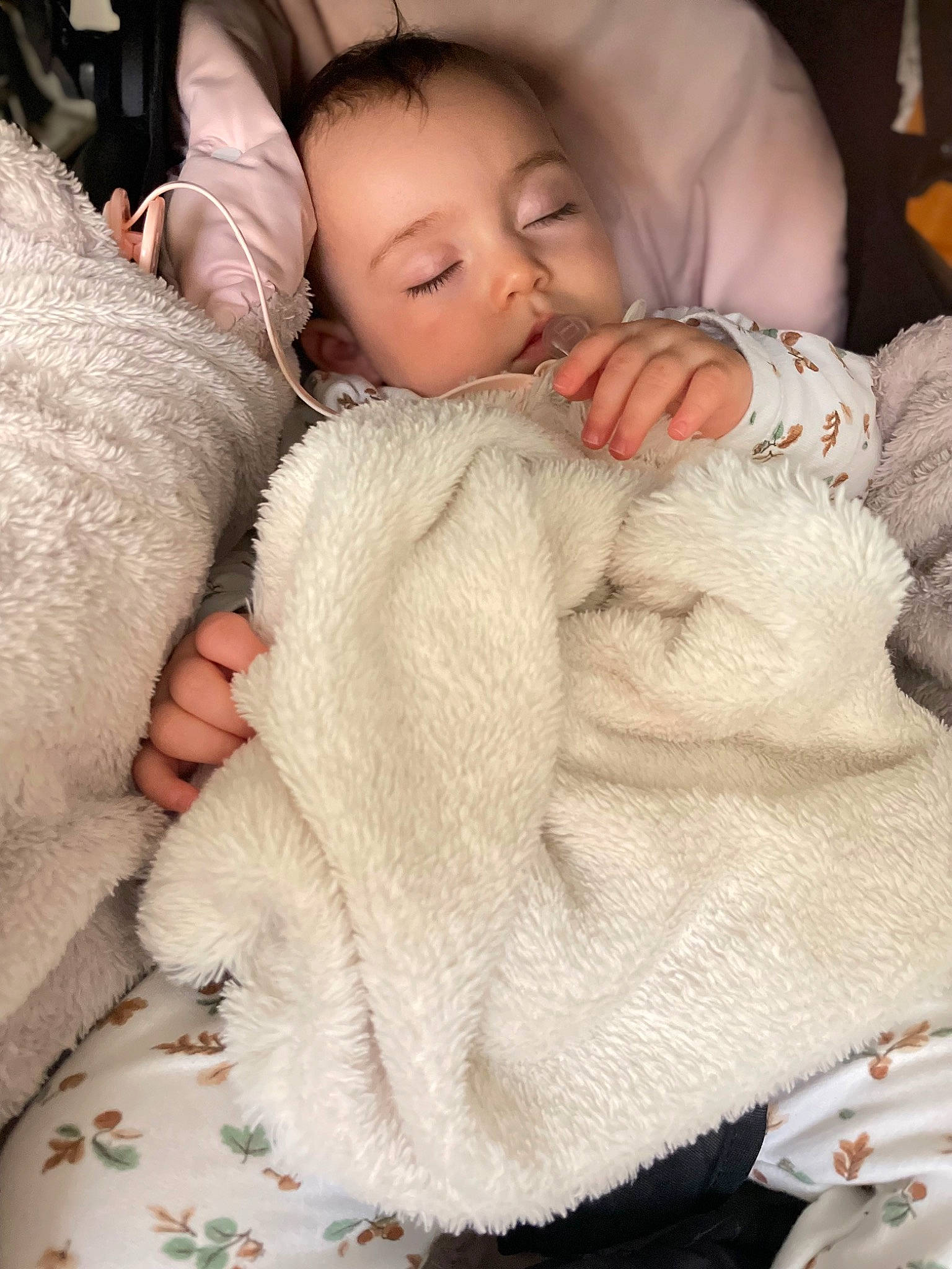 Lisa a rejoint le concours — aidez-le/la à gagner de superbes lots ! baby, baby_sleeping, baby_toddler_clothing, cheek, child, comfort, fur, gesture, happy, linens, nail, nap, nose, person, sitting, skin, thumb, toddler, wood, wool