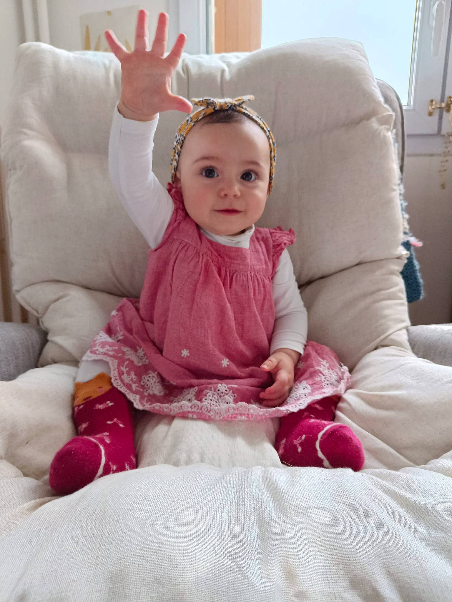 Lisa a rejoint le concours — aidez-le/la à gagner de superbes lots ! baby, baby_toddler_clothing, child, comfort, couch, event, fashion_accessory, fun, hairstyle, happy, linens, magenta, person, pink, purple, sitting, skin, sleeve, smile, throw_pillow