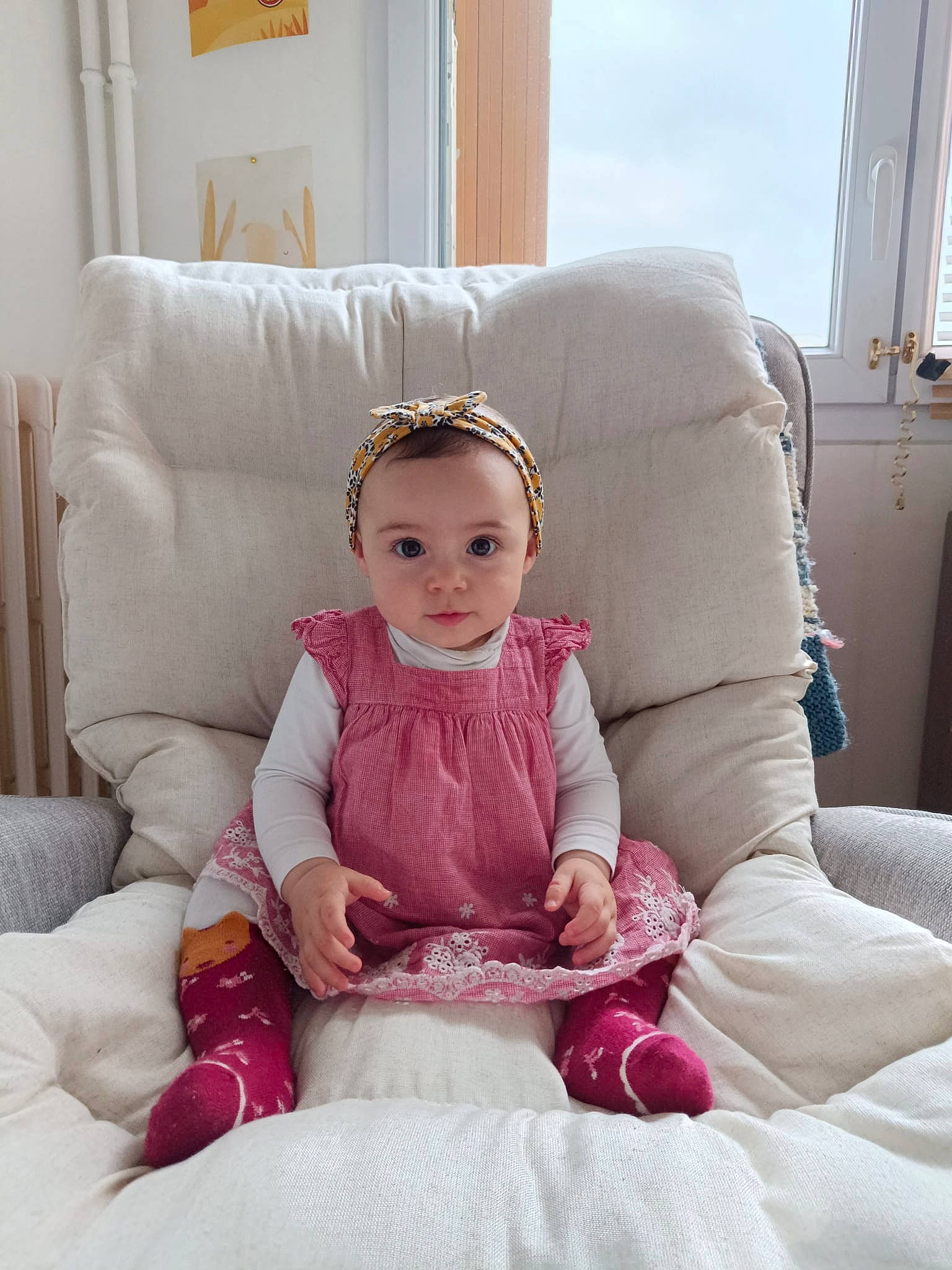 Lisa a rejoint le concours — aidez-le/la à gagner de superbes lots ! baby, baby_toddler_clothing, comfort, couch, eye, fashion_accessory, flooring, happy, head, linens, living_room, magenta, person, pillow, pink, room, sitting, sleeve, textile, throw_pillow