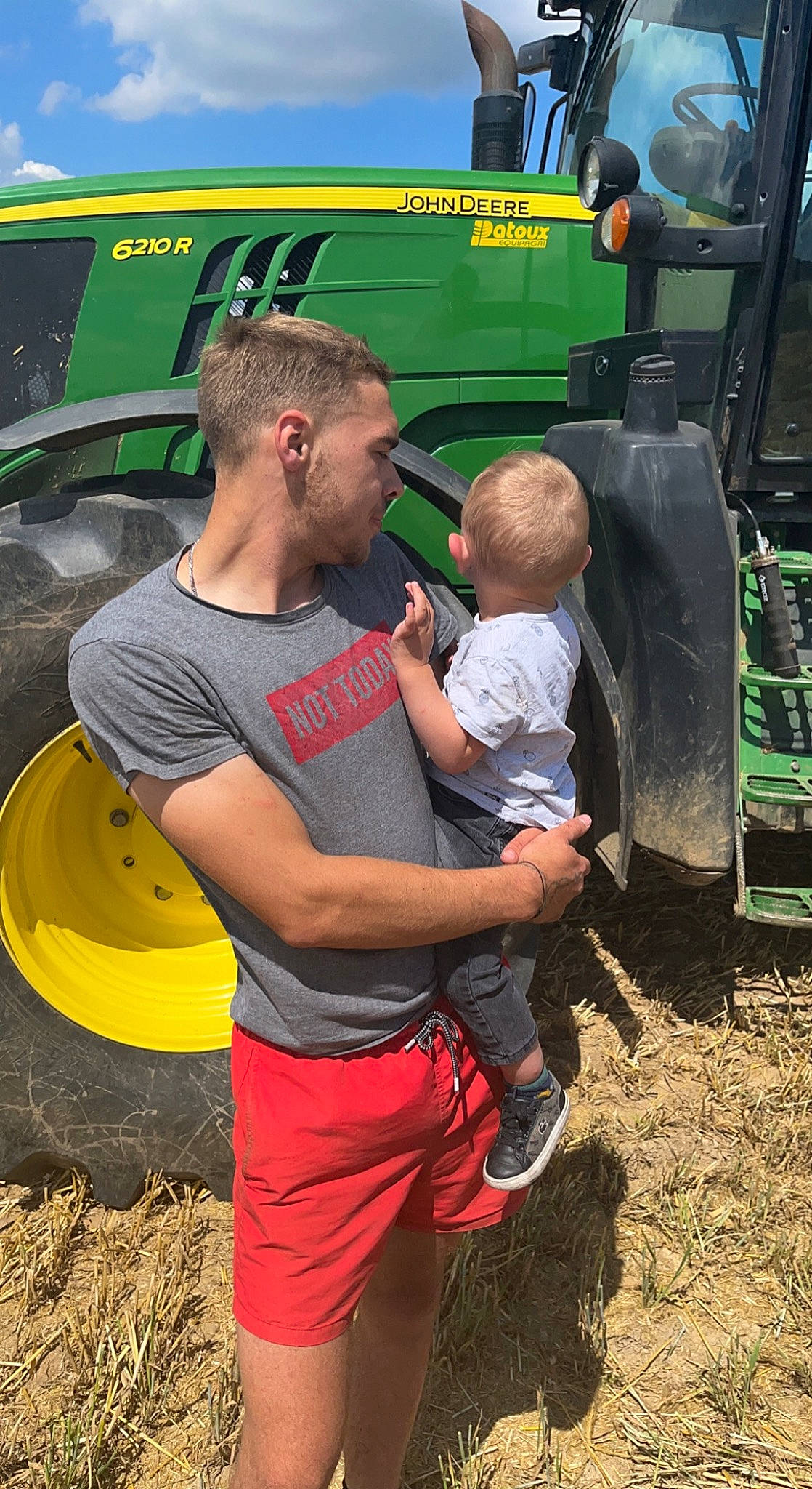 Timaël a rejoint le concours — aidez-le/la à gagner de superbes lots ! asphalt, auto_part, automotive_exterior, automotive_tire, automotive_wheel_system, bumper, commercial_vehicle, fun, grass, green, hat, leisure, motor_vehicle, person, plant, rolling, shorts, t_shirt, tire, vehicle