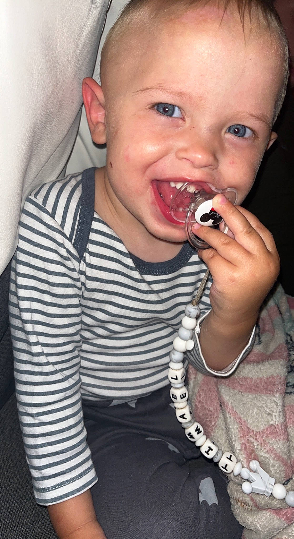 Timaël a rejoint le concours — aidez-le/la à gagner de superbes lots ! baby, biting, cheek, eyebrow, eyelash, finger, food, food_craving, gesture, happy, human, iris, lip, mouth, nose, person, skin, sleeve, thumb, toddler