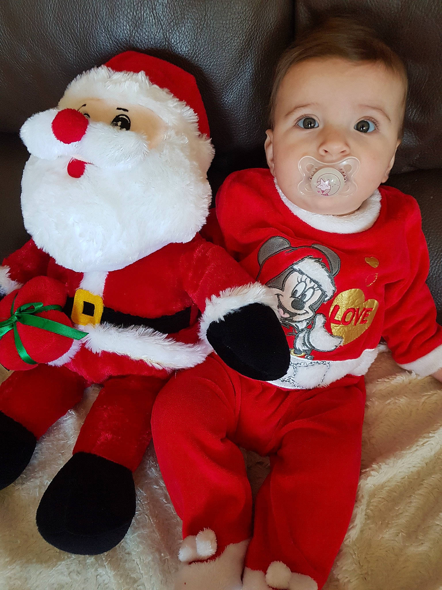 Lyna participe au concours pour gagner de l'argent avec cette photo : child, christmas, christmas_decoration, fictional_character, holiday, infant, lap, material, person, plush, product, red, santa_claus, smile, stuffed_toy, textile, toddler, toy