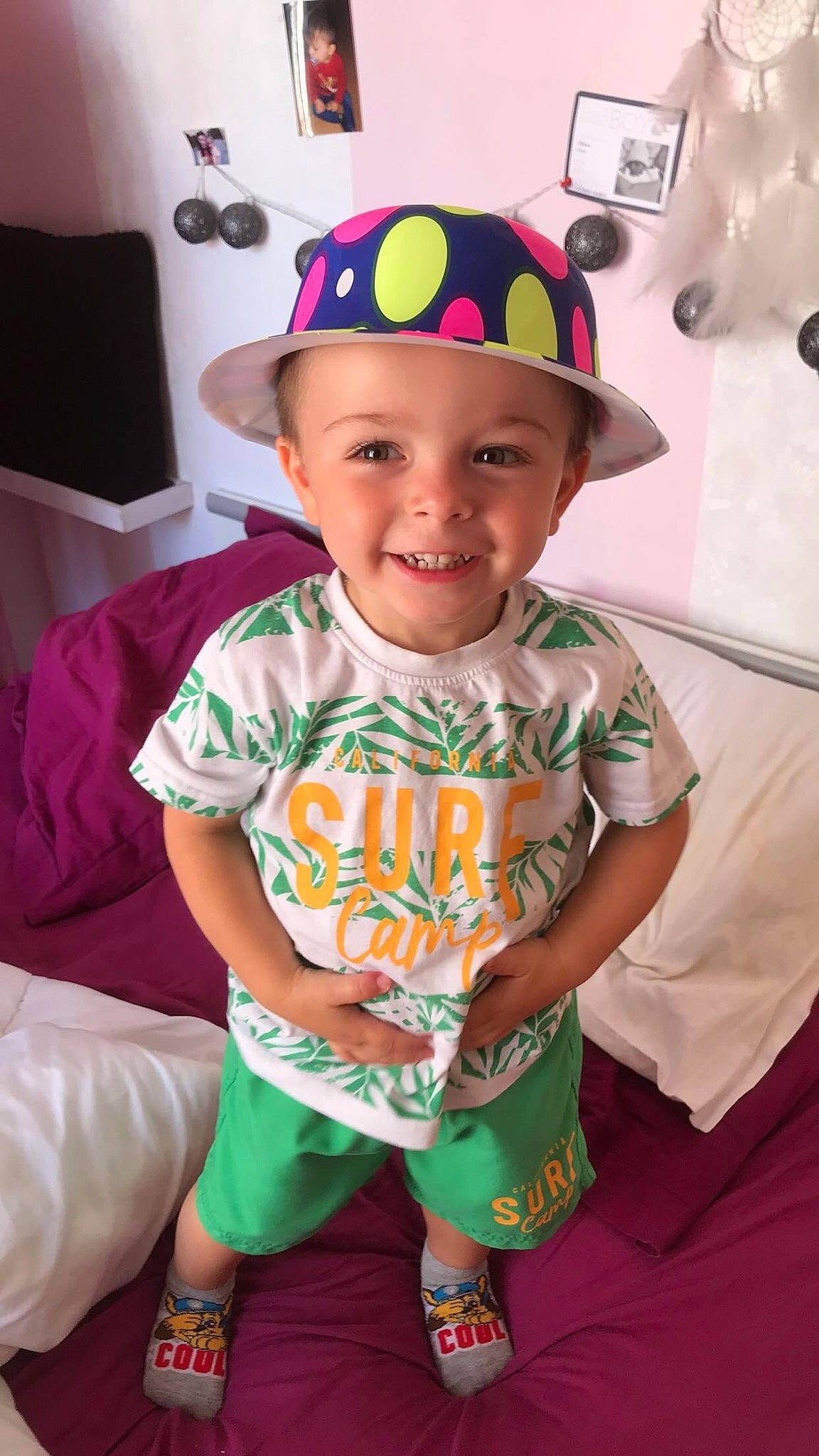 Noham a rejoint le concours — aidez-le/la à gagner de superbes lots ! baby_toddler_clothing, baseball_cap, cap, chair, child, chin, event, eyewear, fashion_accessory, fun, happy, headwear, joy, person, pink, shorts, sleeve, smile, sunglasses, t_shirt
