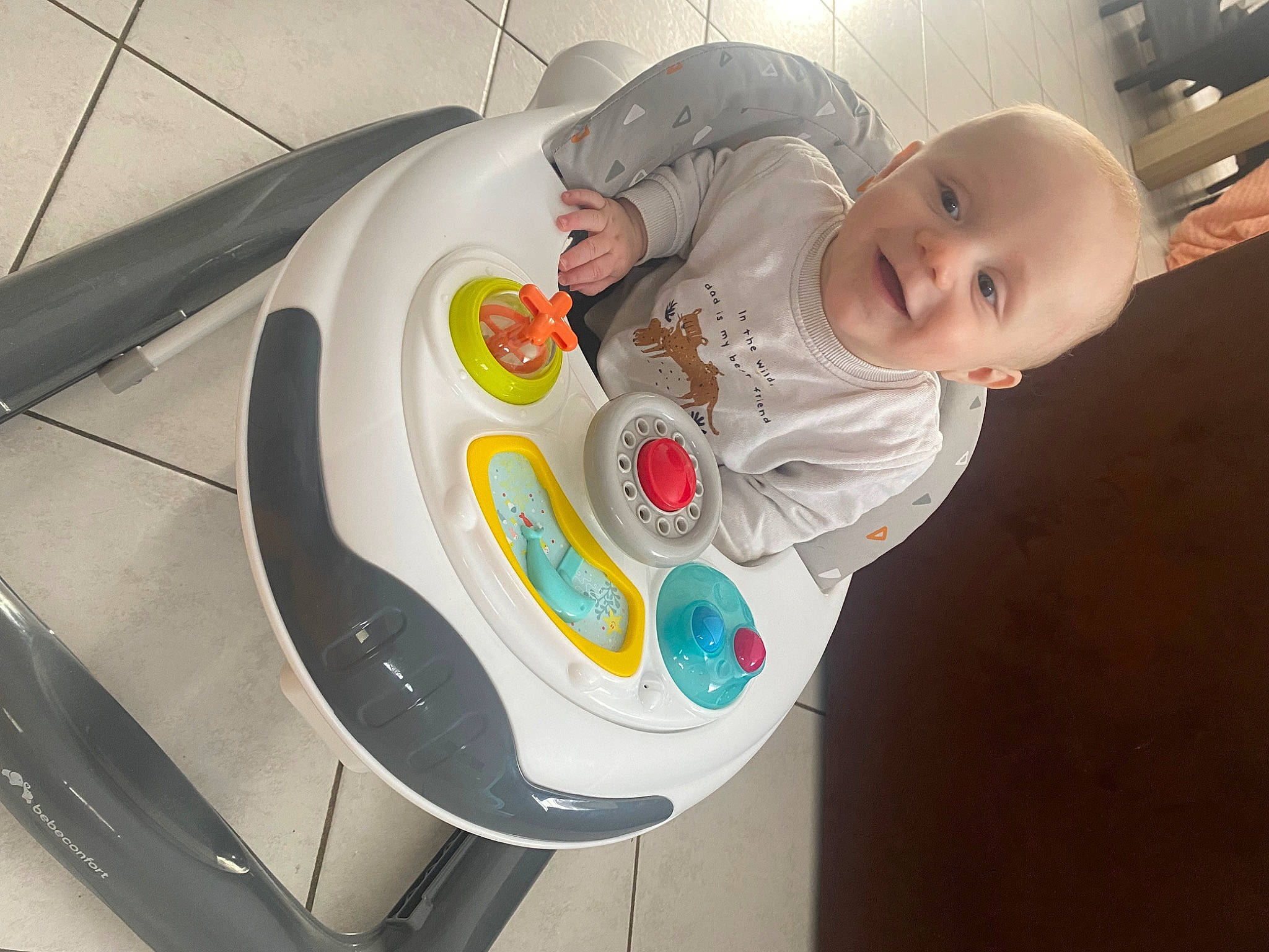 Kaël a rejoint le concours — aidez-le/la à gagner de superbes lots ! audio_equipment, automotive_design, baby, baby_products, baby_safety, baby_toddler_clothing, baby_toys, child, circle, comfort, fun, input_device, joy, peripheral, person, personal_protective_equipment, play, sitting, toddler, toy