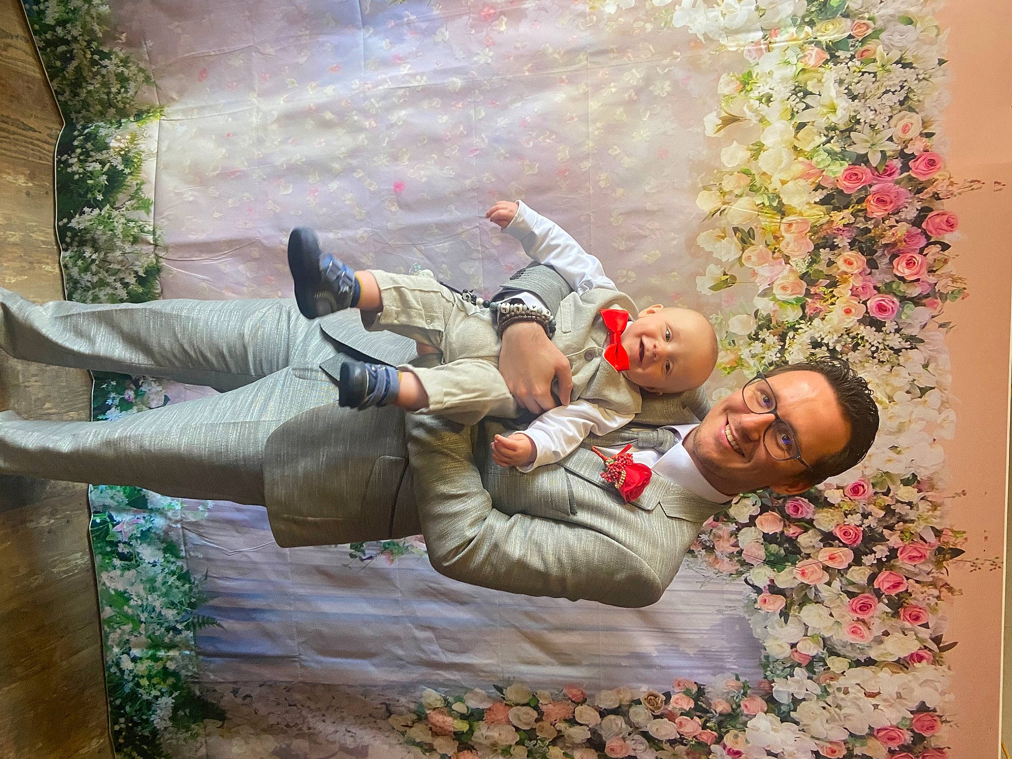 Kaël a rejoint le concours — aidez-le/la à gagner de superbes lots ! art, child, comfort, flower, fun, grass, happy, joy, lawn_ornament, leisure, people_in_nature, person, petal, plant, sitting, visual_arts