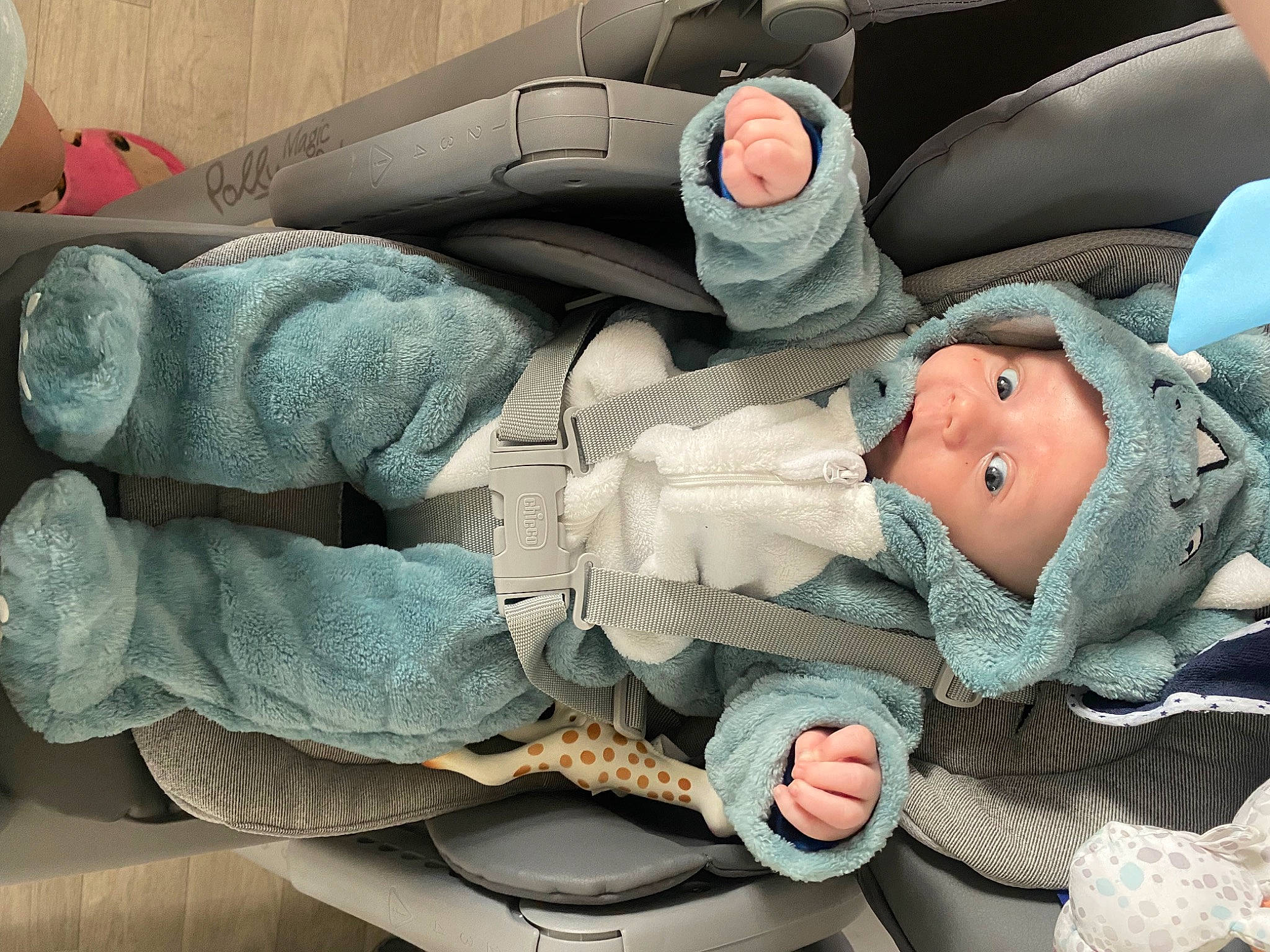 Kaël a rejoint le concours — aidez-le/la à gagner de superbes lots ! auto_part, baby, baby_carriage, baby_in_car_seat, baby_products, baby_safety, baby_sleeping, baby_toddler_clothing, car_seat, car_seat_cover, child, comfort, headwear, lap, linens, person, plastic, seat_belt, service, sitting