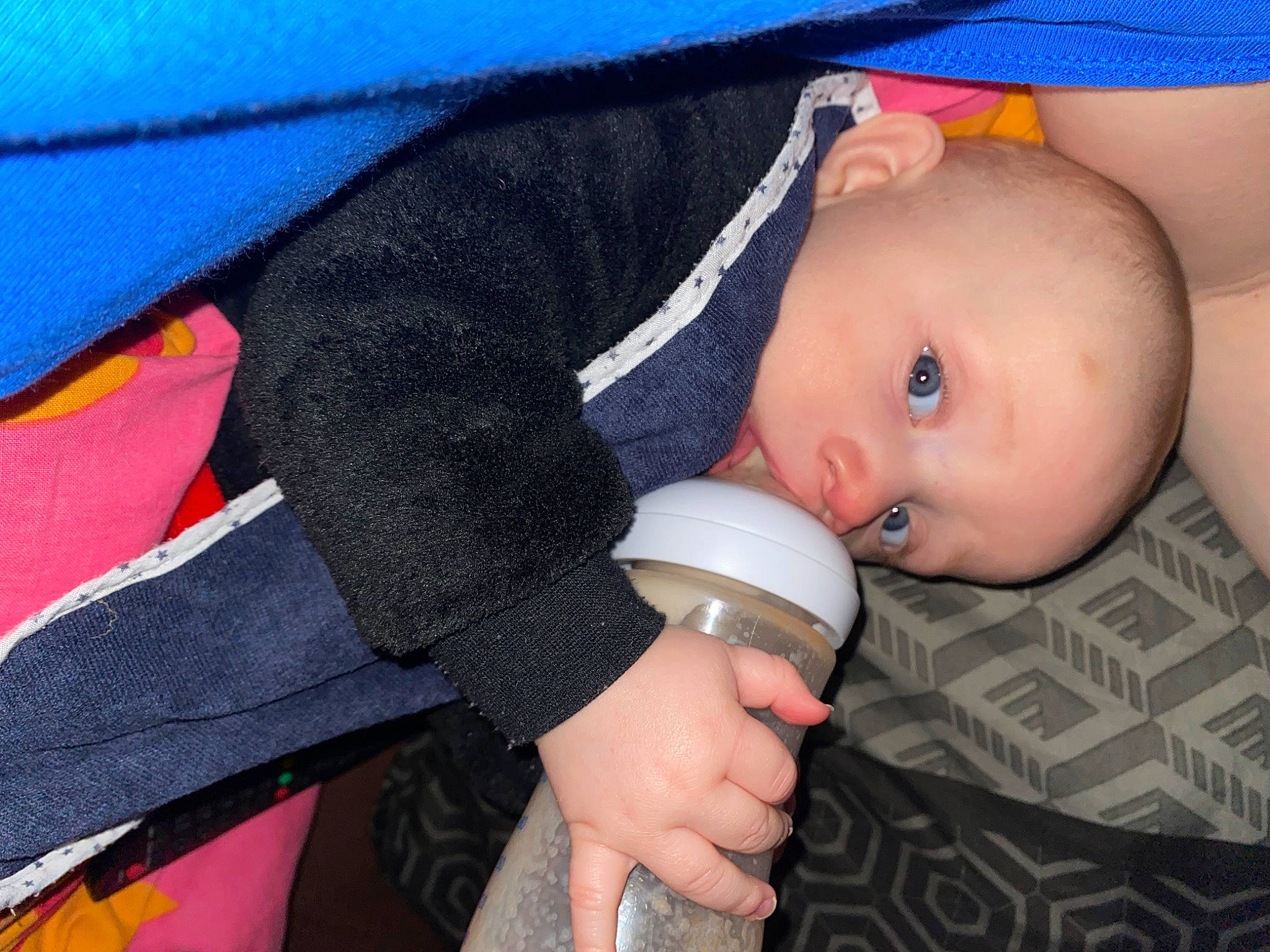 Kaël participe au concours pour gagner de l'argent avec cette photo : baby, baby_carriage, baby_products, baby_toddler_clothing, blue, car_seat, cheek, child, comfort, drinkware, electric_blue, finger, fun, nail, pattern, person, plastic_bottle, skin, sleeve, thumb