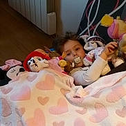 Sofia a rejoint le concours — aidez-le/la à gagner de superbes lots ! bedroom, blanket, child, comfort, couch, cute, face, heart_pattern, indoor, pacifier, pink, relaxed, resting, sleepy, soft_toys, stuffed_toy, toy_dog, toy_mouse, warm, young_child