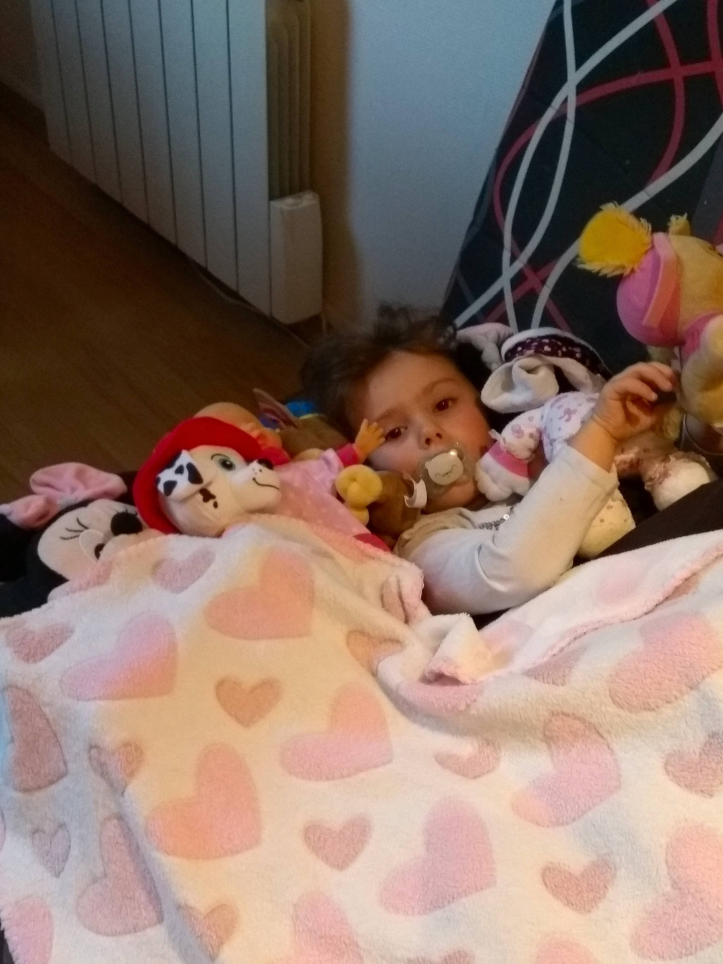 Sofia a rejoint le concours — aidez-le/la à gagner de superbes lots ! bedroom, blanket, child, comfort, couch, cute, face, heart_pattern, indoor, pacifier, pink, relaxed, resting, sleepy, soft_toys, stuffed_toy, toy_dog, toy_mouse, warm, young_child