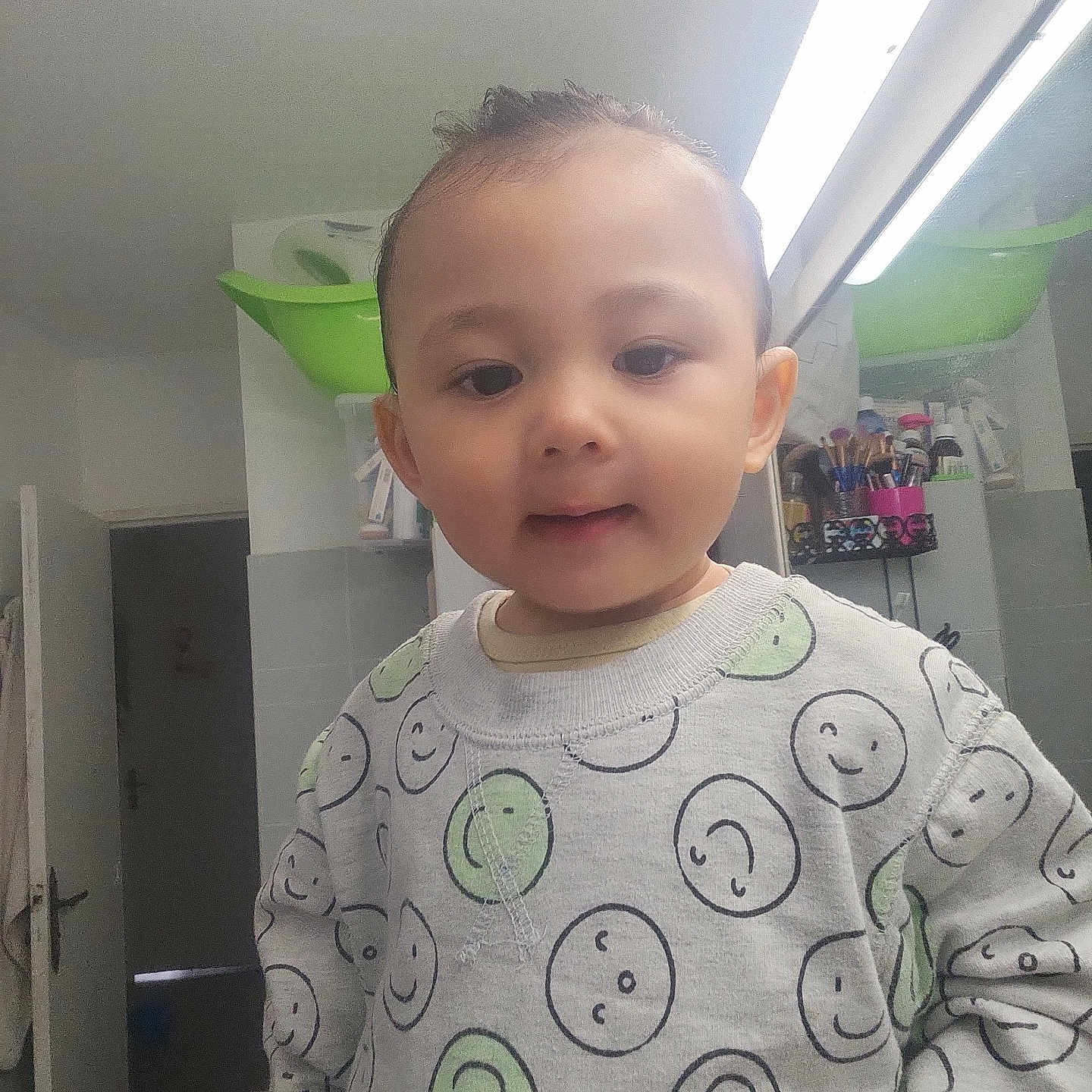 Ethan participe au concours pour gagner de l'argent avec cette photo : baby, bodypart, clothing, door, face, hair, happy, head, indoors, longsleeve, mouth, pattern, person, photography, portrait, sleeve, smile, t_shirt, teeth, window
