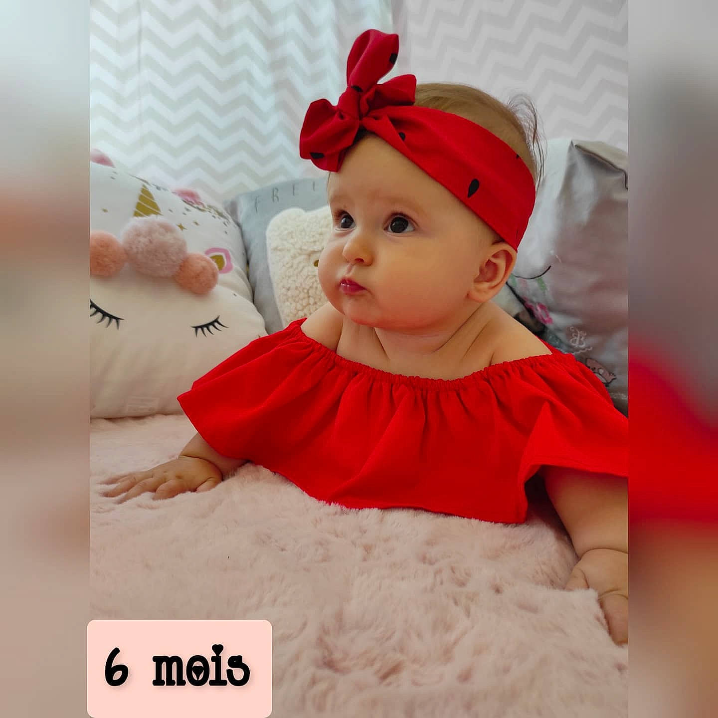 Gioia participe au concours pour gagner de l'argent avec cette photo : baby, baby_toddler_clothing, cap, child, costume_hat, embellishment, fashion_accessory, font, happy, headband, headpiece, headwear, linens, magenta, pattern, peach, person, pink, product, sleeve