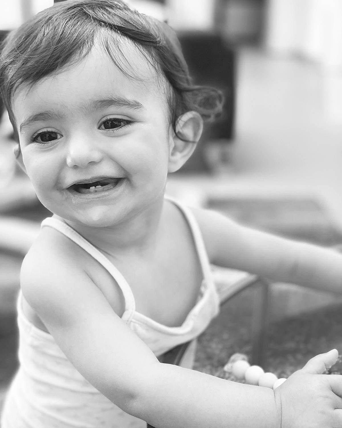 Liv a rejoint le concours — aidez-le/la à gagner de superbes lots ! arm, black, black_and_white, cheek, eyebrow, eyelash, finger, flash_photography, fun, gesture, hairstyle, happy, iris, joy, lip, nose, person, skin, smile, standing