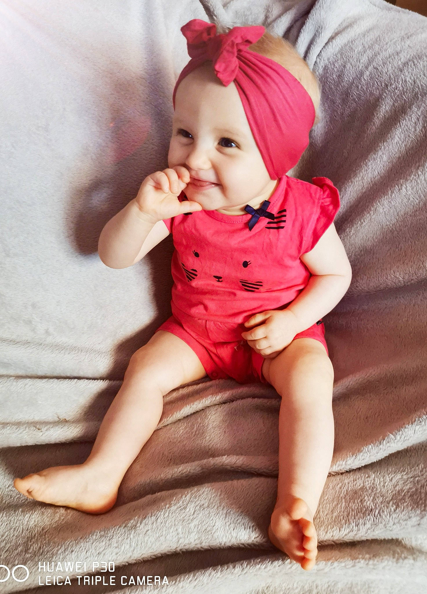Carla participe au concours pour gagner de l'argent avec cette photo : baby, beauty, cheek, child, child_model, design, ear, eye, headwear, joint, leg, lip, nose, pattern, person, pink, product, red, sitting, skin