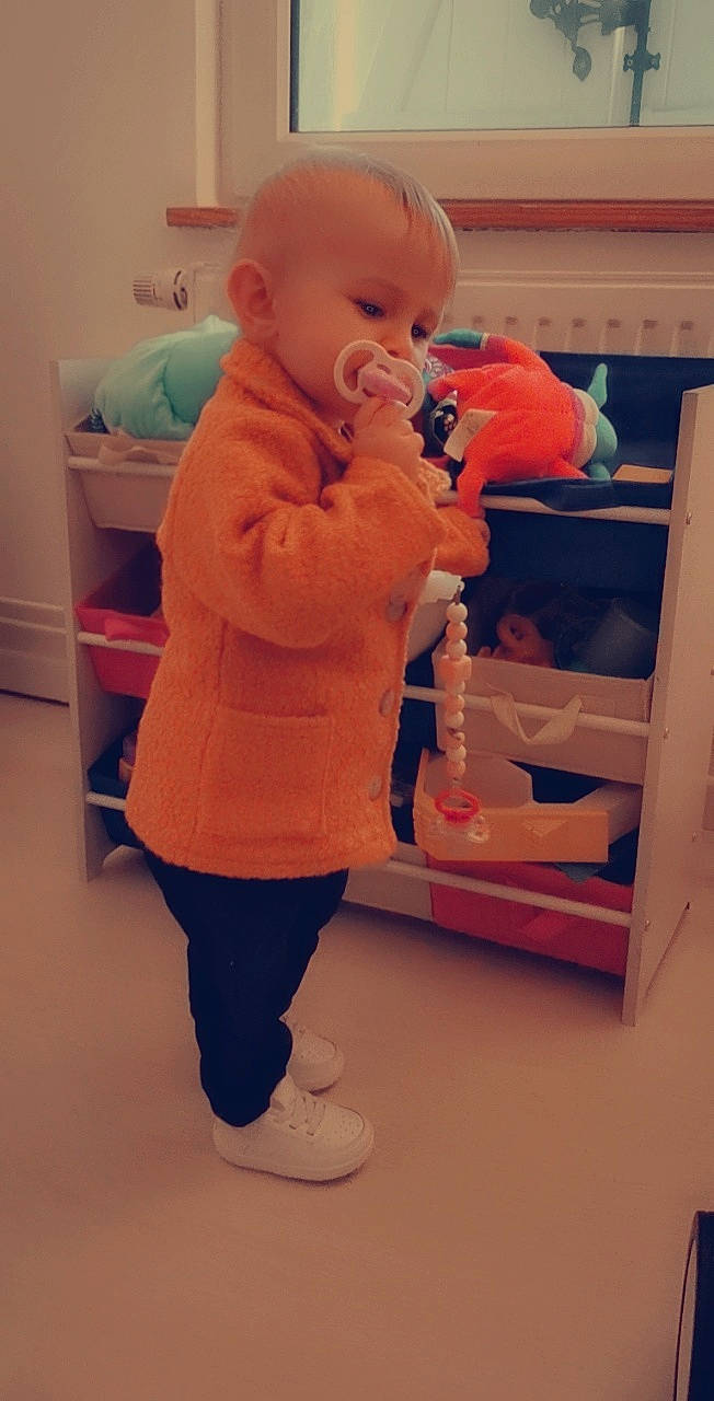 Carla participe au concours pour gagner de l'argent avec cette photo : baby, baby_products, baby_toddler_clothing, baby_toys, box, peach, person, plastic, shelf, shelving, stuffed_toy, toddler, toy
