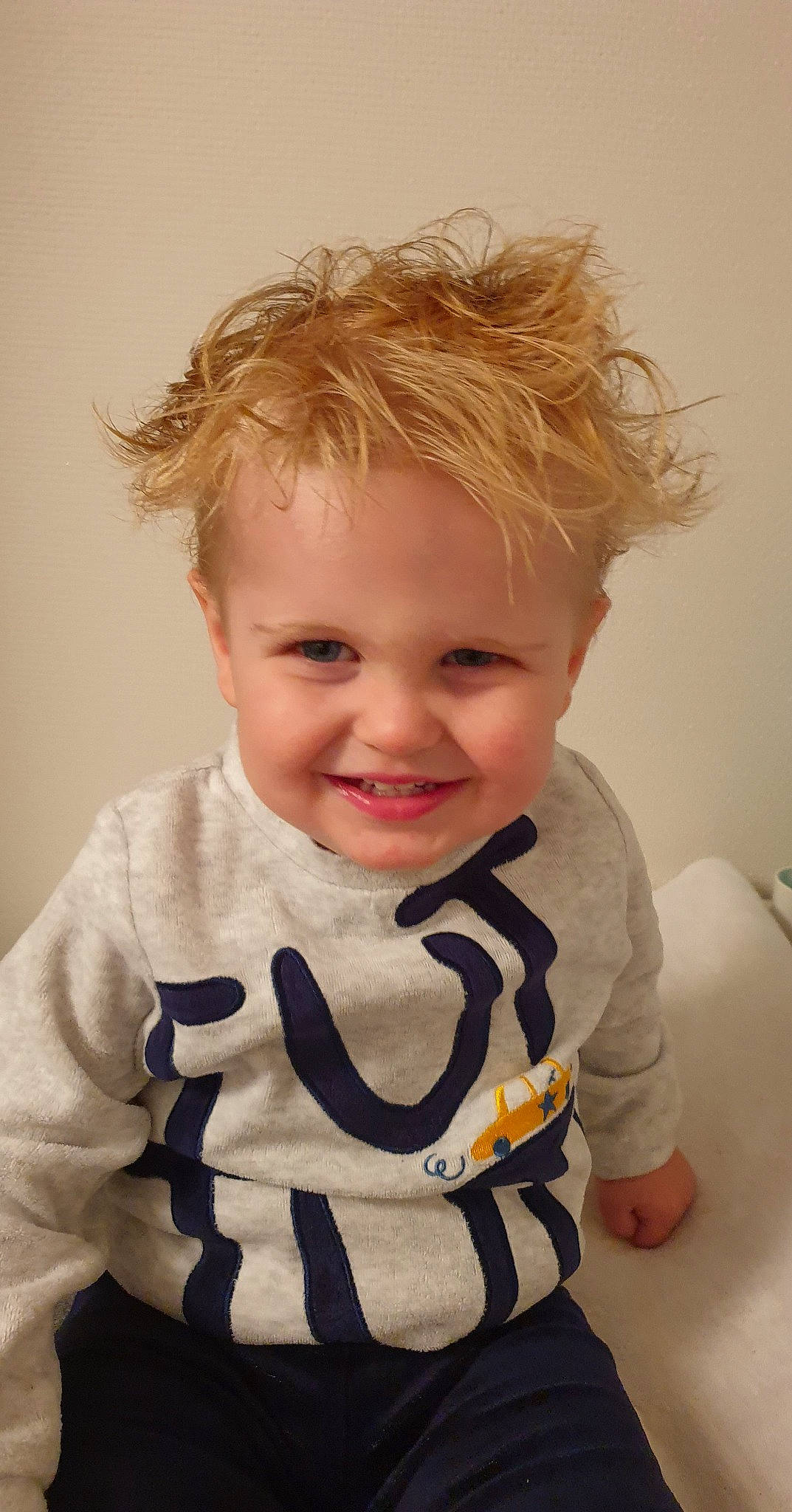 Ewenn participe au concours pour gagner de l'argent avec cette photo : arm, baby_toddler_clothing, cheek, chin, eye, eyebrow, face, facial_expression, forehead, hair, human_body, iris, joy, lip, mouth, neck, nose, person, shoulder, skin