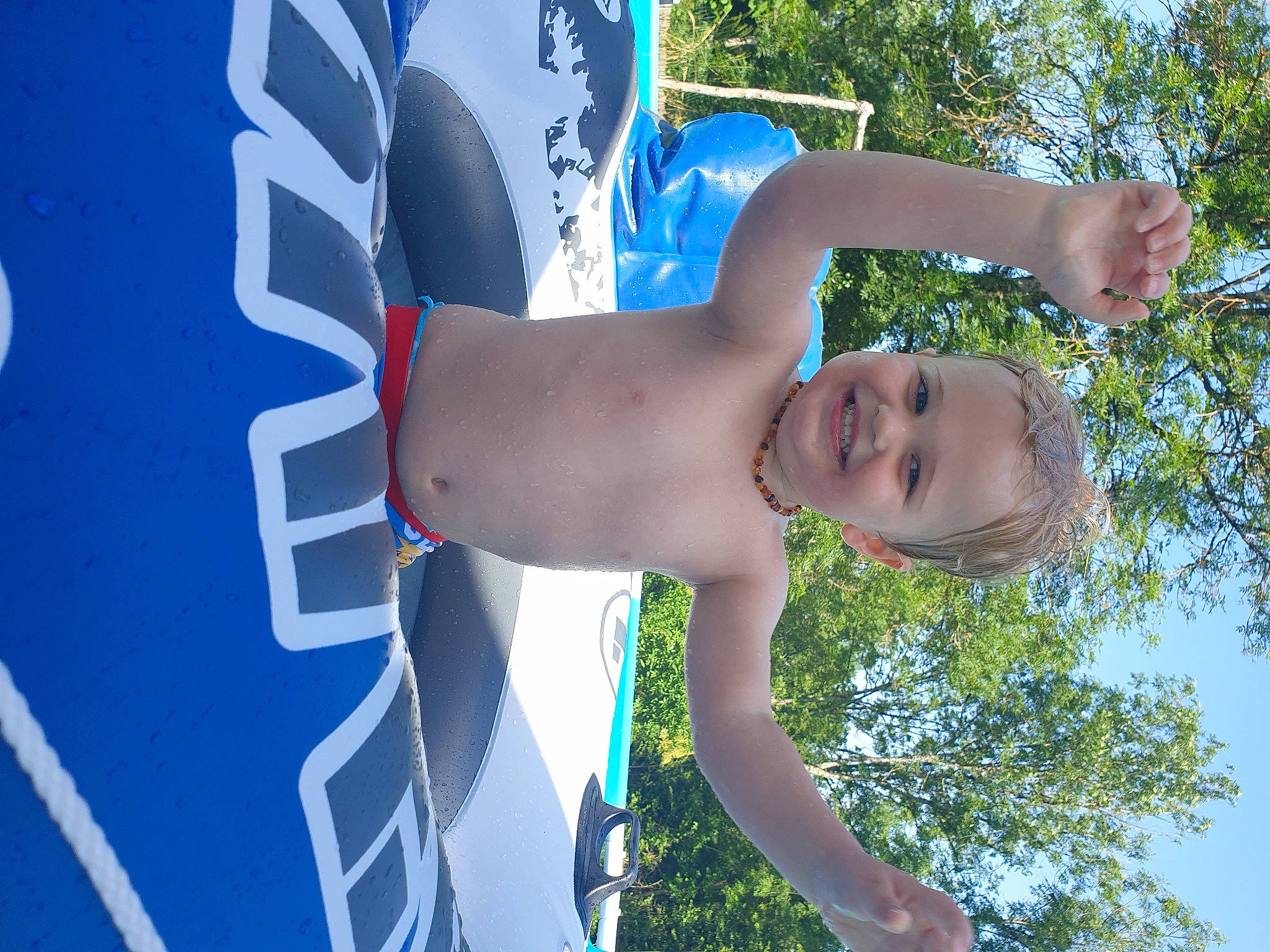 Ewenn a rejoint le concours — aidez-le/la à gagner de superbes lots ! arm, blue, chest, elbow, electric_blue, fun, grass, happy, joint, joy, leisure, muscle, people_in_nature, person, plant, sky, smile, swimwear, thigh, tree