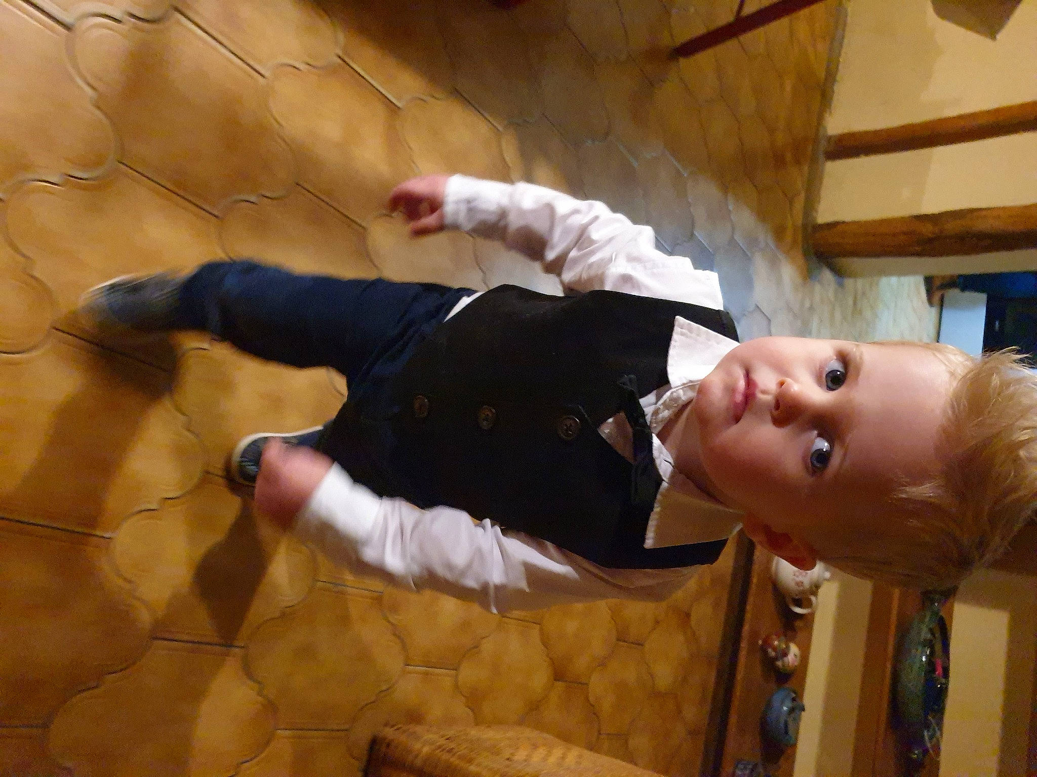 Ewenn a rejoint le concours — aidez-le/la à gagner de superbes lots ! child, comfort, flooring, fun, happy, hardwood, hat, person, room, sleeve, toddler, wood