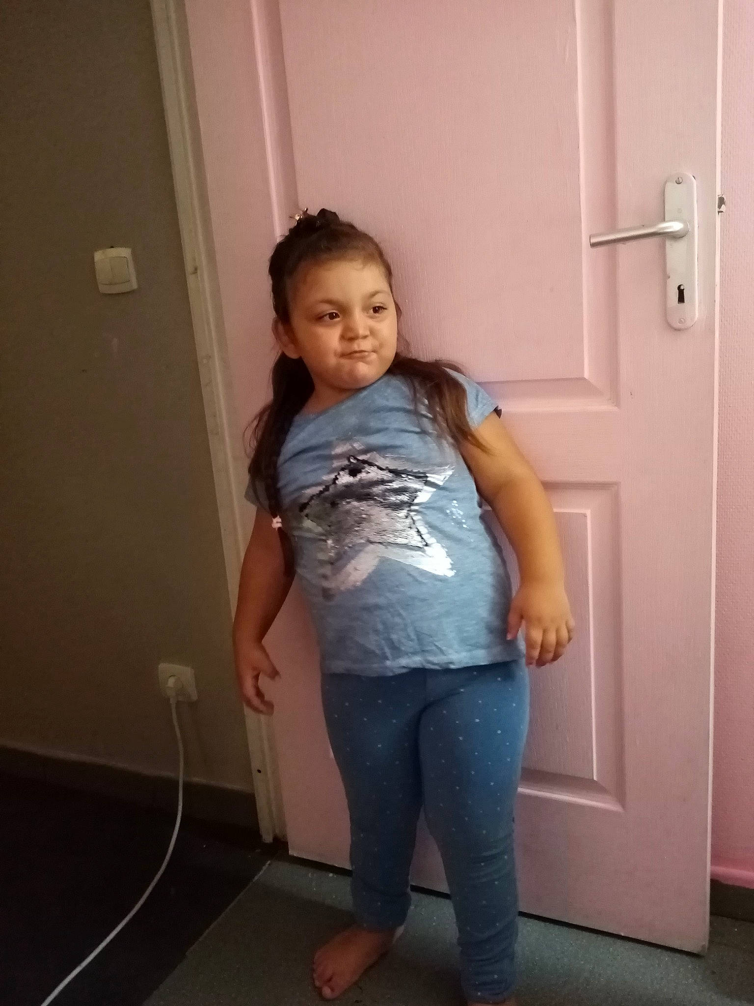 Iliana a rejoint le concours — aidez-le/la à gagner de superbes lots ! abdomen, active_pants, chest, door, elbow, electric_blue, flooring, human_leg, joint, knee, leg, magenta, person, shoulder, sleeve, sportswear, stomach, t_shirt, thigh, trunk