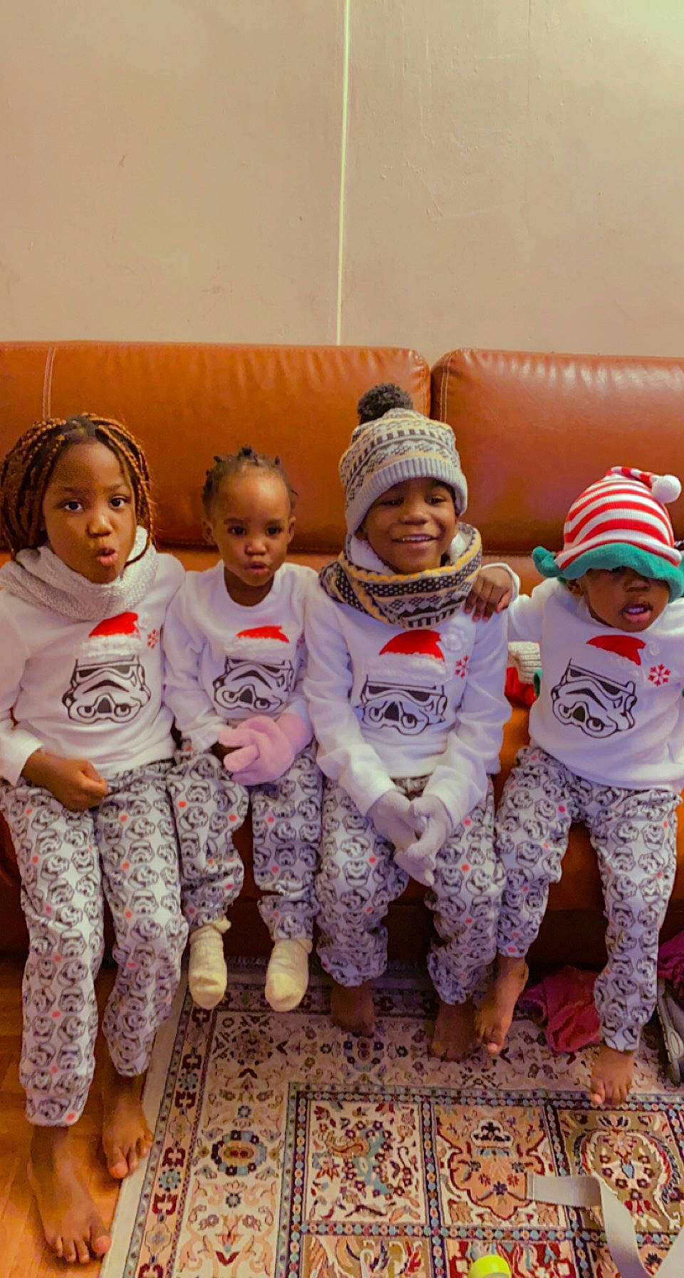 Jahlyana participe au concours pour gagner de l'argent avec cette photo : baby, baby_toddler_clothing, child, event, face, facial_expression, friendship, fun, gesture, happy, head, headwear, interaction, joy, person, sitting, skin, sleeve, smile, standing