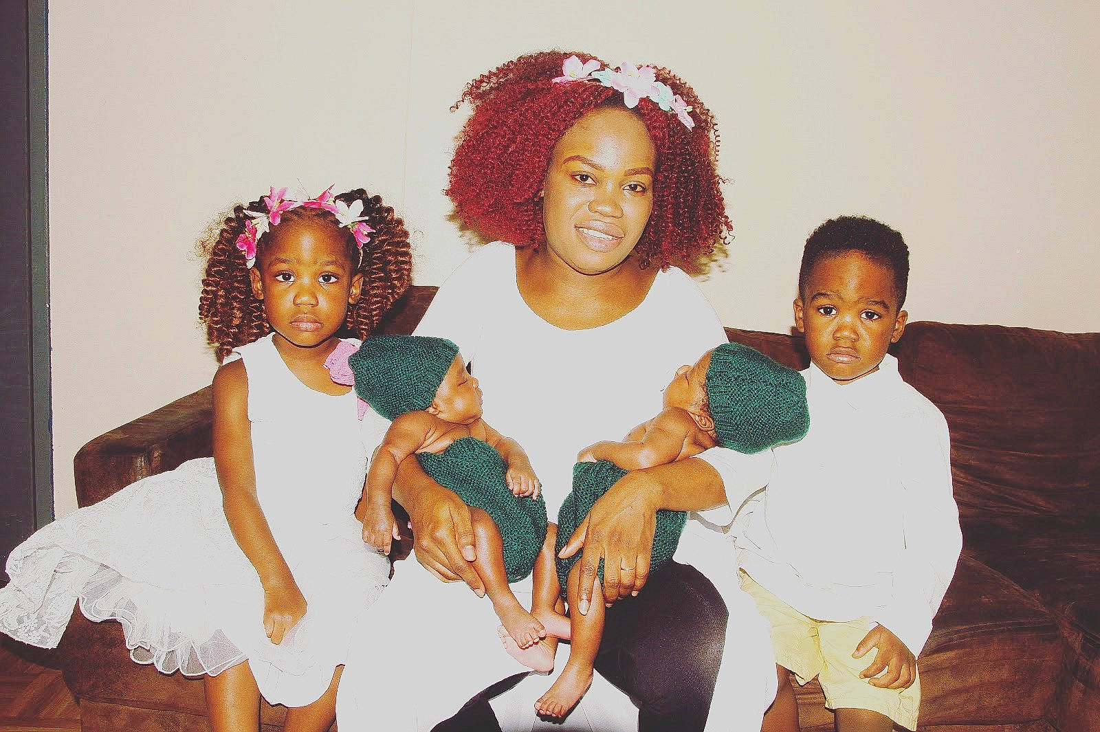 Jahlyana a rejoint le concours — aidez-le/la à gagner de superbes lots ! baby, child, couch, event, fashion_design, fun, fur, gesture, happy, headpiece, jewellery, joy, leisure, necklace, person, room, sitting, skin, smile, toddler