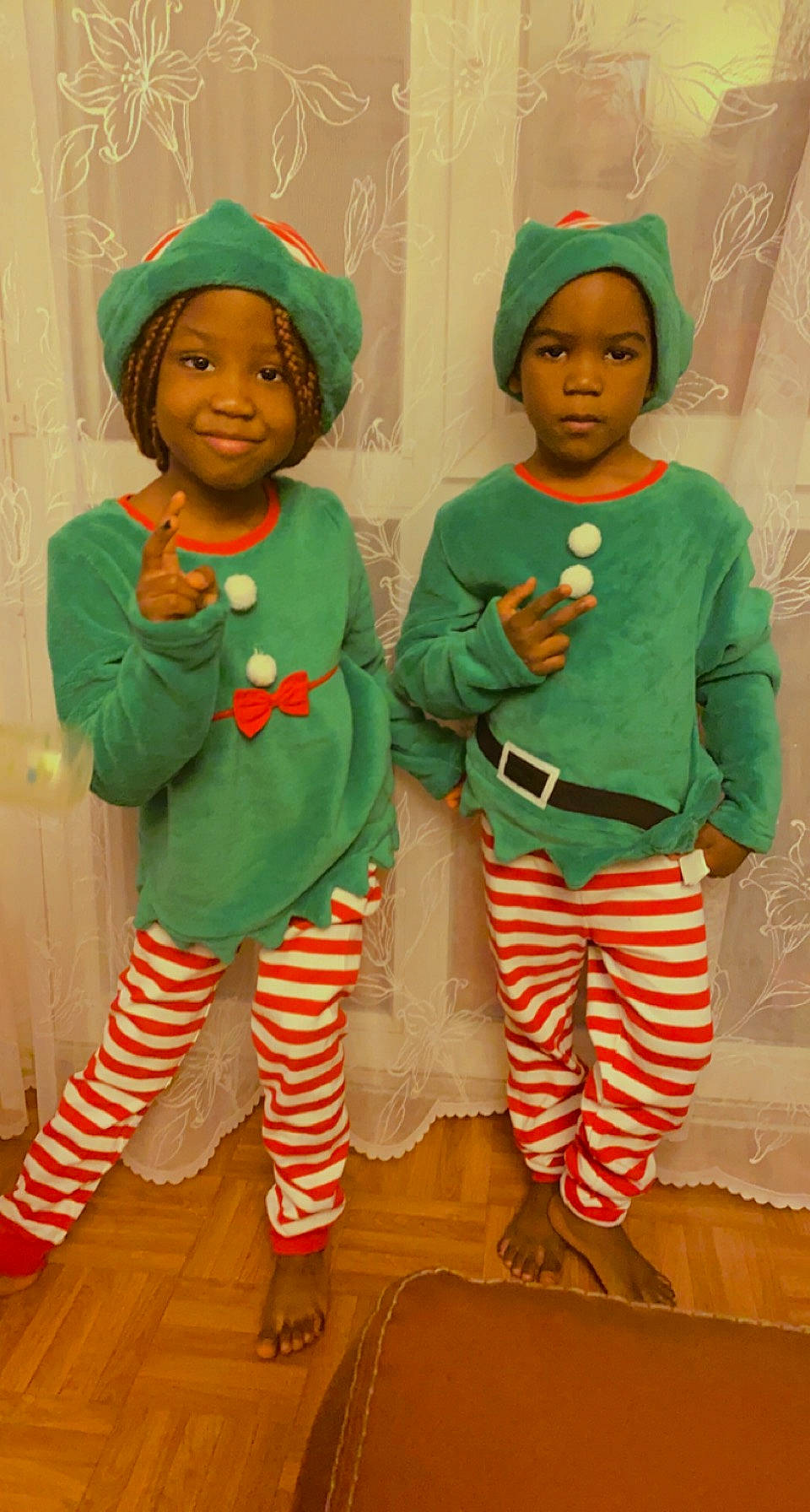 Jahlyana a rejoint le concours — aidez-le/la à gagner de superbes lots ! arm, baby_toddler_clothing, face, glove, green, hand, happy, hat, head, headgear, headwear, human_body, joint, joy, person, pink, skin, sleeve, smile, standing