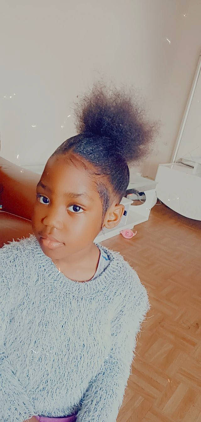 Jahlyana a rejoint le concours — aidez-le/la à gagner de superbes lots ! afro, black_hair, cheek, ear, eyebrow, eyelash, fashion_design, flash_photography, flooring, forehead, fun, happy, iris, jaw, lip, long_hair, nose, person, room, skin