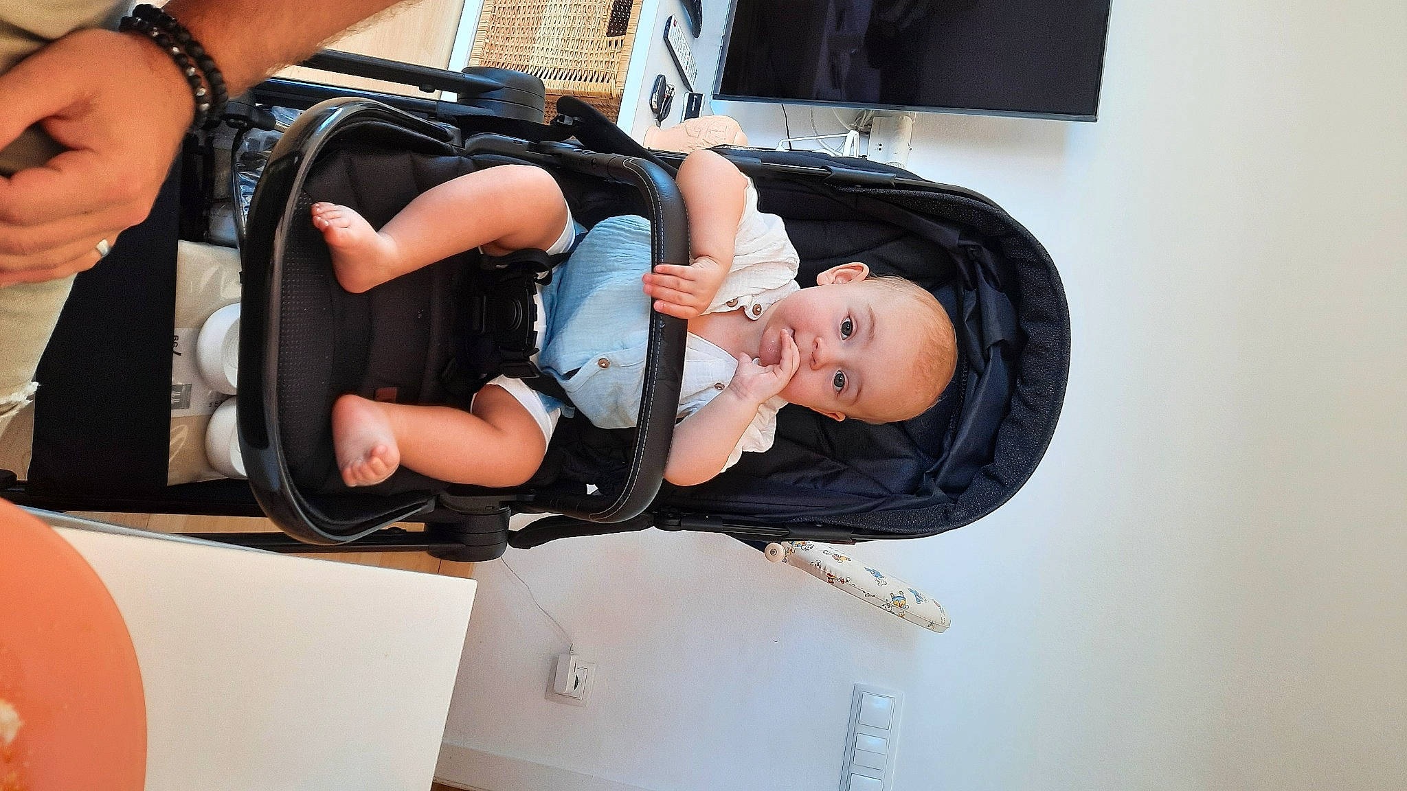 Sandro participe au concours pour gagner de l'argent avec cette photo : audio_equipment, auto_part, automotive_design, automotive_exterior, automotive_wheel_system, baby, bumper, car_seat, child, dress, eyewear, human_leg, luxury_vehicle, motor_vehicle, person, personal_protective_equipment, television, television_set, thigh, vehicle