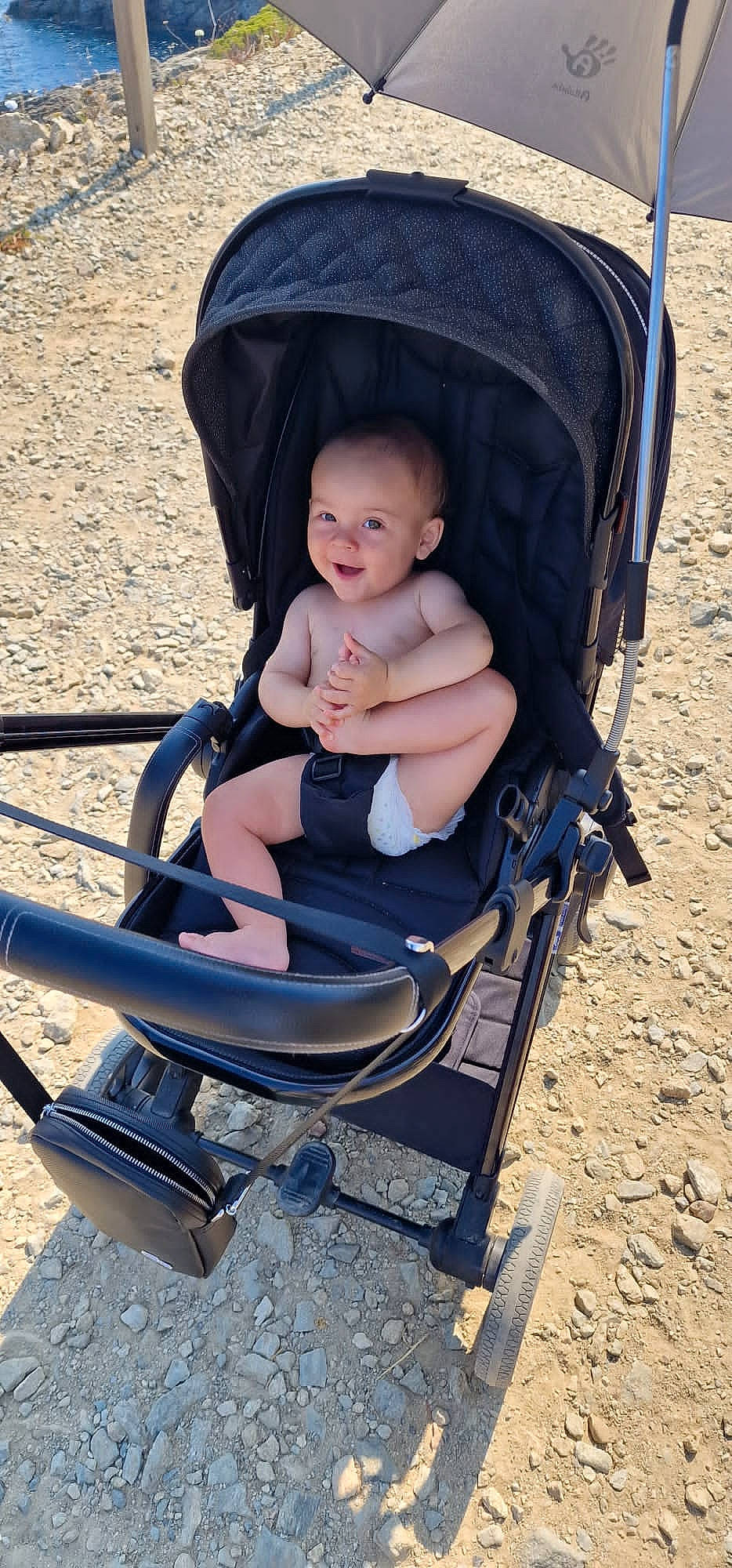 Sandro a rejoint le concours — aidez-le/la à gagner de superbes lots ! baby, baby_carriage, baby_products, beauty, chair, child, comfort, electric_blue, eye, fashion_accessory, fun, head, leisure, person, photograph, product, sitting, skin, smile, tints_and_shades