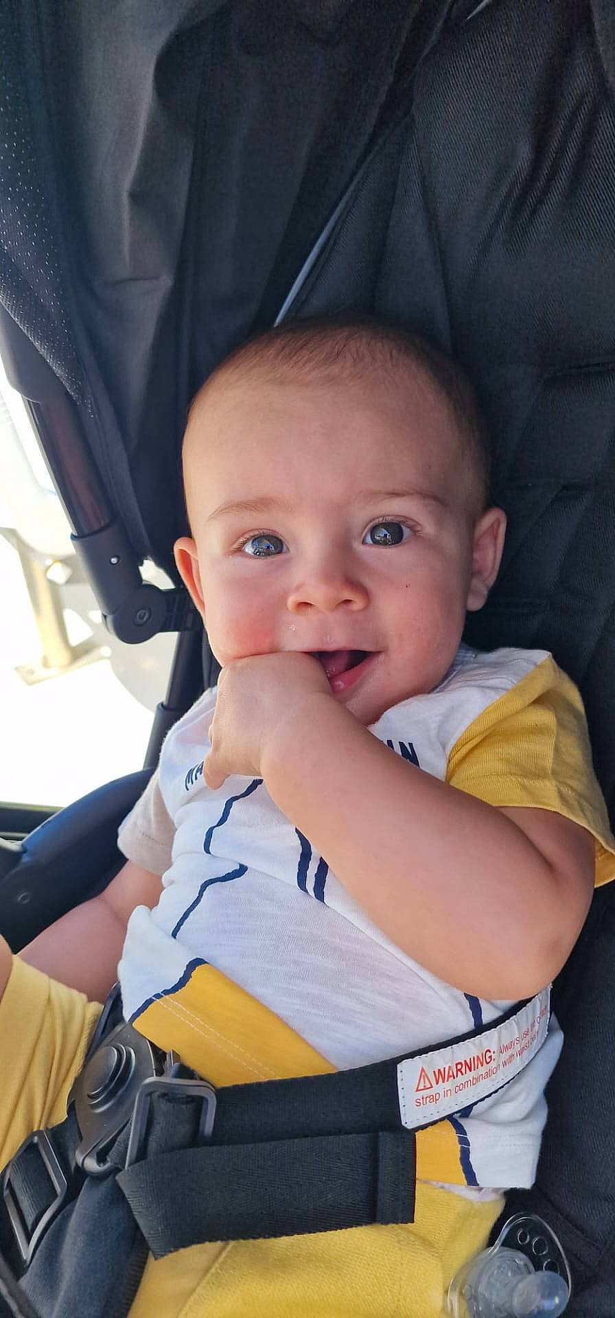 Sandro a rejoint le concours — aidez-le/la à gagner de superbes lots ! arm, baby, baby_toddler_clothing, cheek, child, chin, eyebrow, fun, gesture, happy, iris, nail, neck, nose, person, product, skin, sleeve, smile, thumb