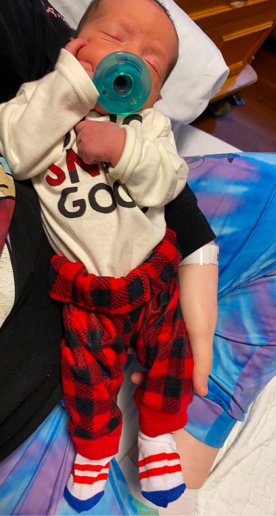 Legend is registered to the contest to win money with this photo: belt, blue, camera, carmine, costume, electric_blue, event, fictional_character, fun, glove, human_leg, pattern, person, personal_protective_equipment, plaid, red, sleeve, tartan, textile, thigh