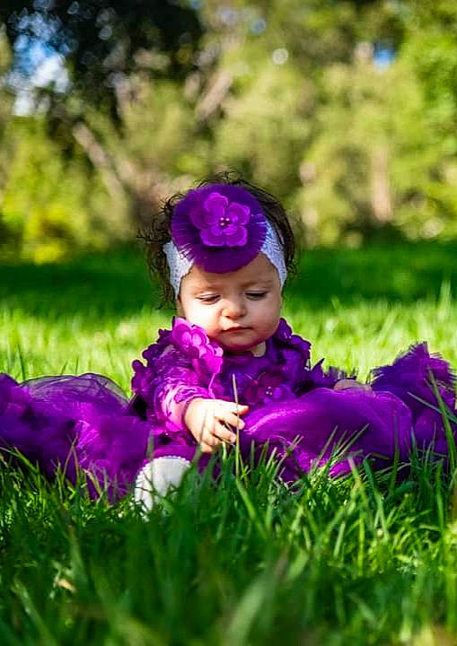 Anais participe au concours pour gagner de l'argent avec cette photo : baby, baby_toddler_clothing, flash_photography, fun, grass, grass_family, grassland, happy, headwear, lawn, magenta, meadow, people_in_nature, person, pink, plant, purple, smile, terrestrial_plant, toddler