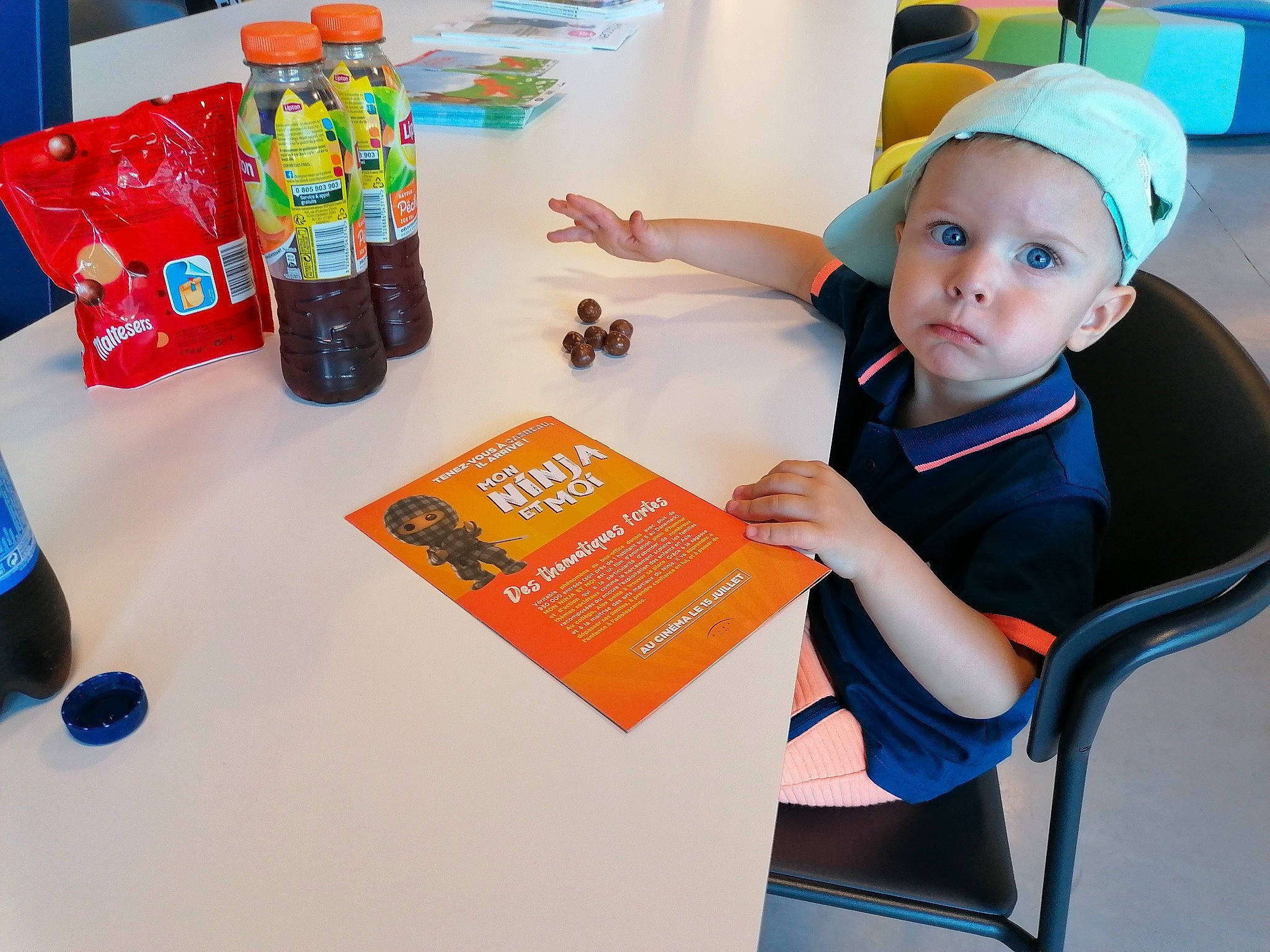 Alenzo a rejoint le concours — aidez-le/la à gagner de superbes lots ! baby, baby_playing_with_toys, bottle, chair, child, desk, finger, fun, furniture, leisure, office_supplies, pen, person, plastic_bottle, play, room, soft_drink, t_shirt, table, toddler